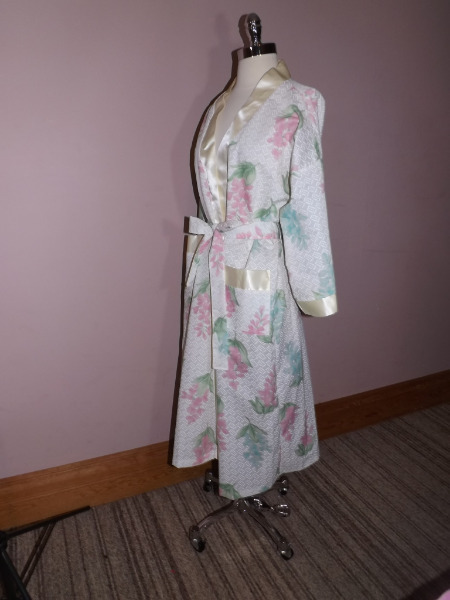 Lovely Vtg SPRING SEASON FLORAL ROBE S Lightweight Crisp Fabric Wrap Around NWOT