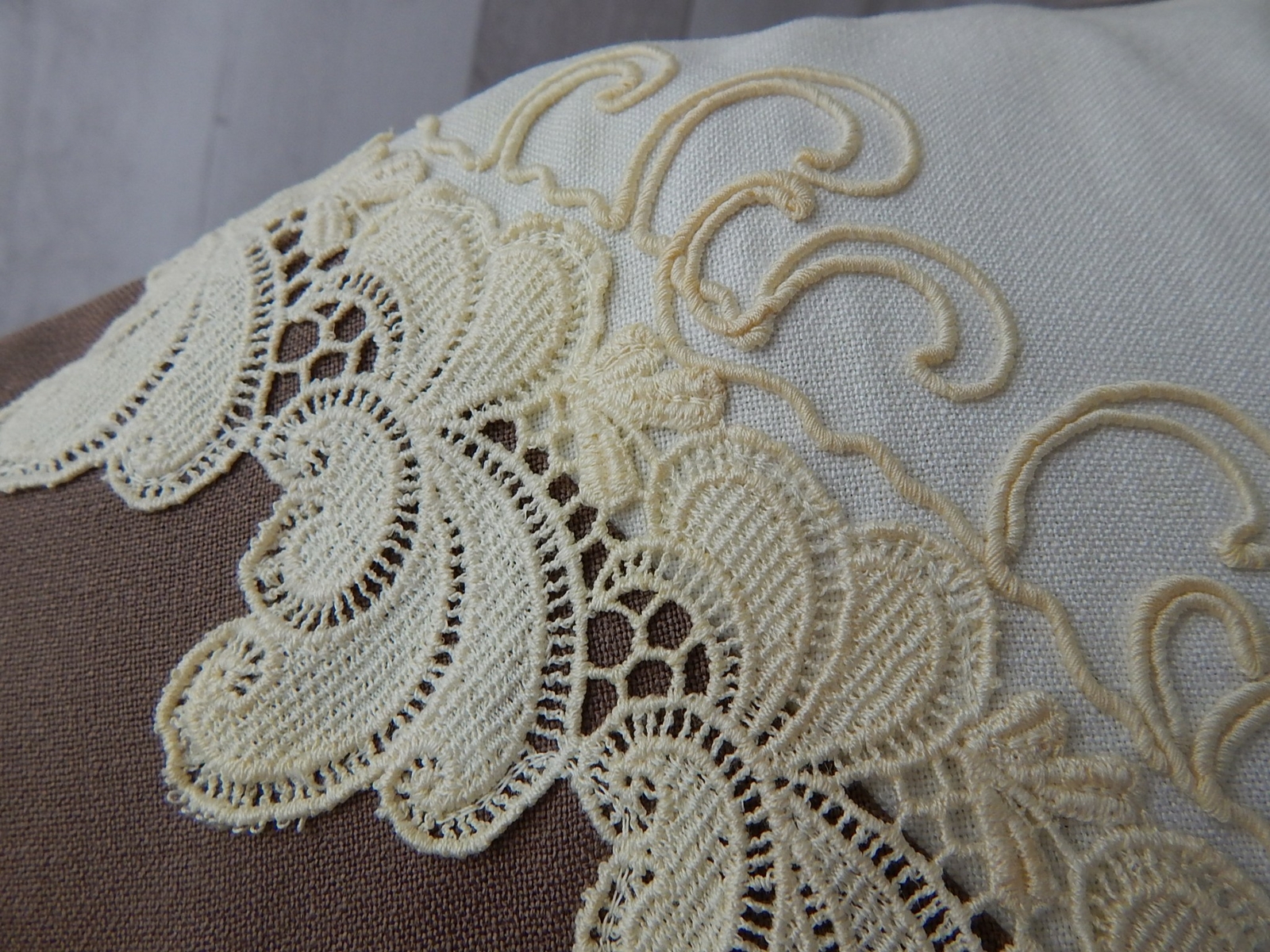 Vintage 1950s DRESS Wool Taupe Sheath Ivory Lace Applique Pinup”I love Lucy” M