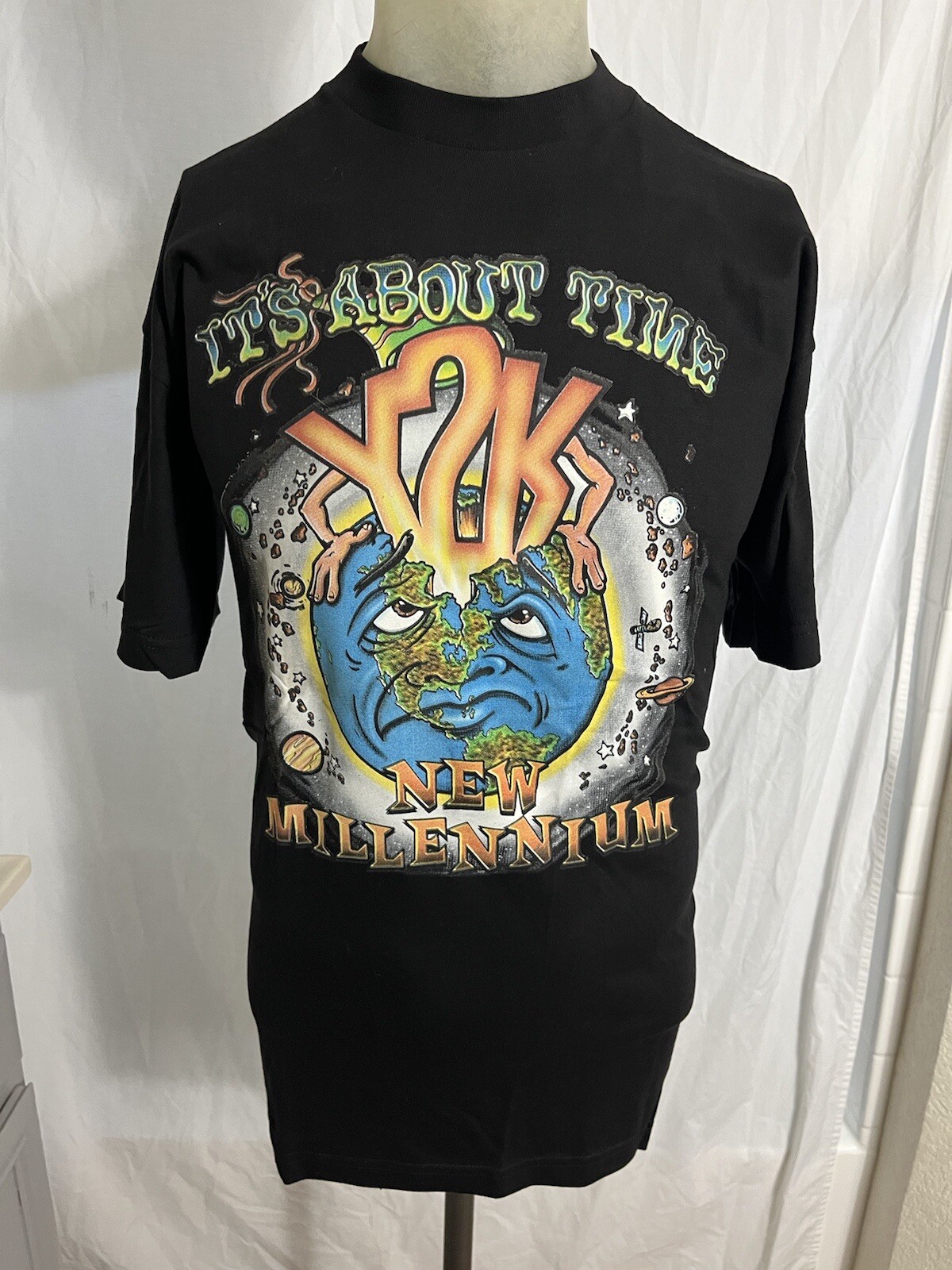 Vintage Y2K „It’s About Time Y2K New Millennium” T-Shirt Medium Black Graphic