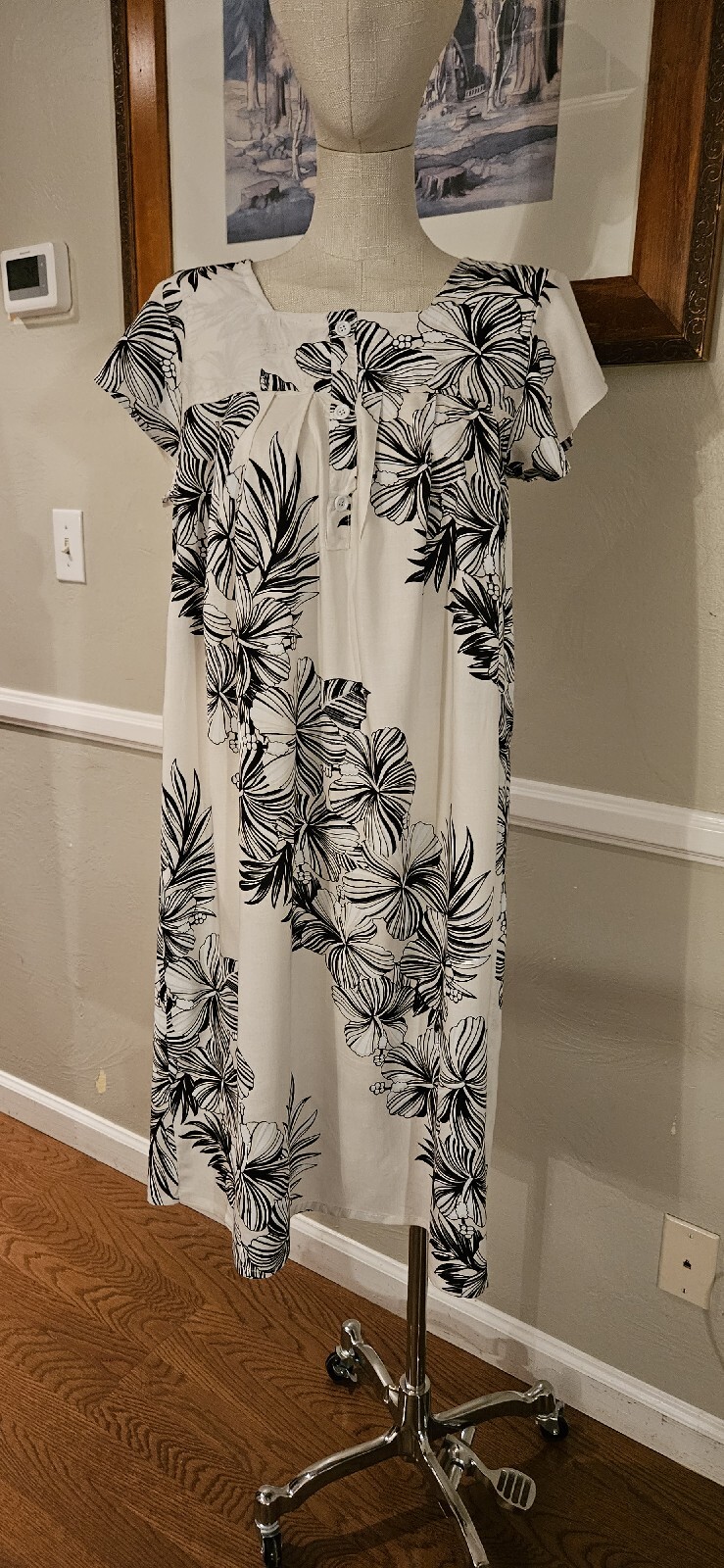 Vintage 1970s / 1980s Cotton Blend Hawiian Floral House Dress As Pictured