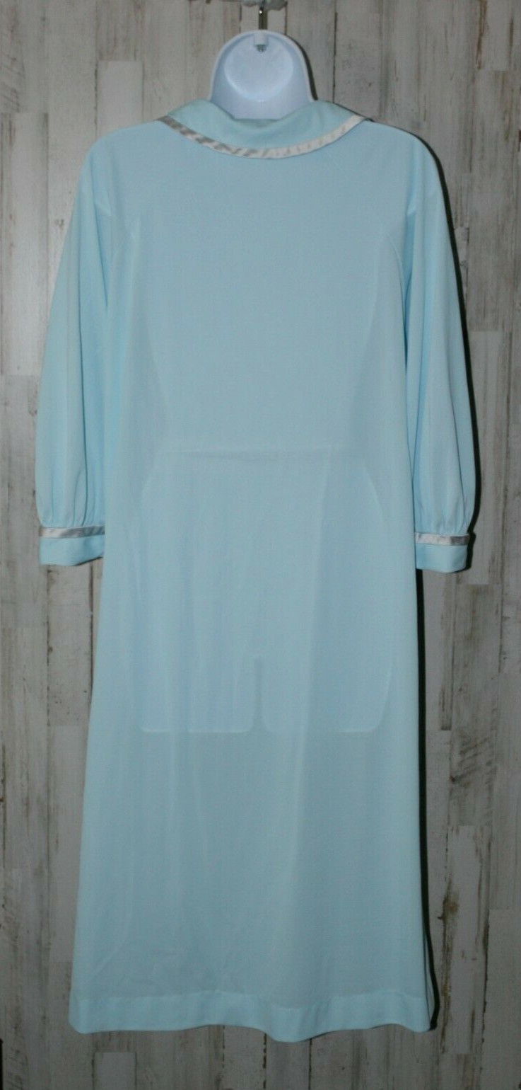 Vintage Gossard Artemis Women’s size M Nylon Robe Style 7080 (5857
