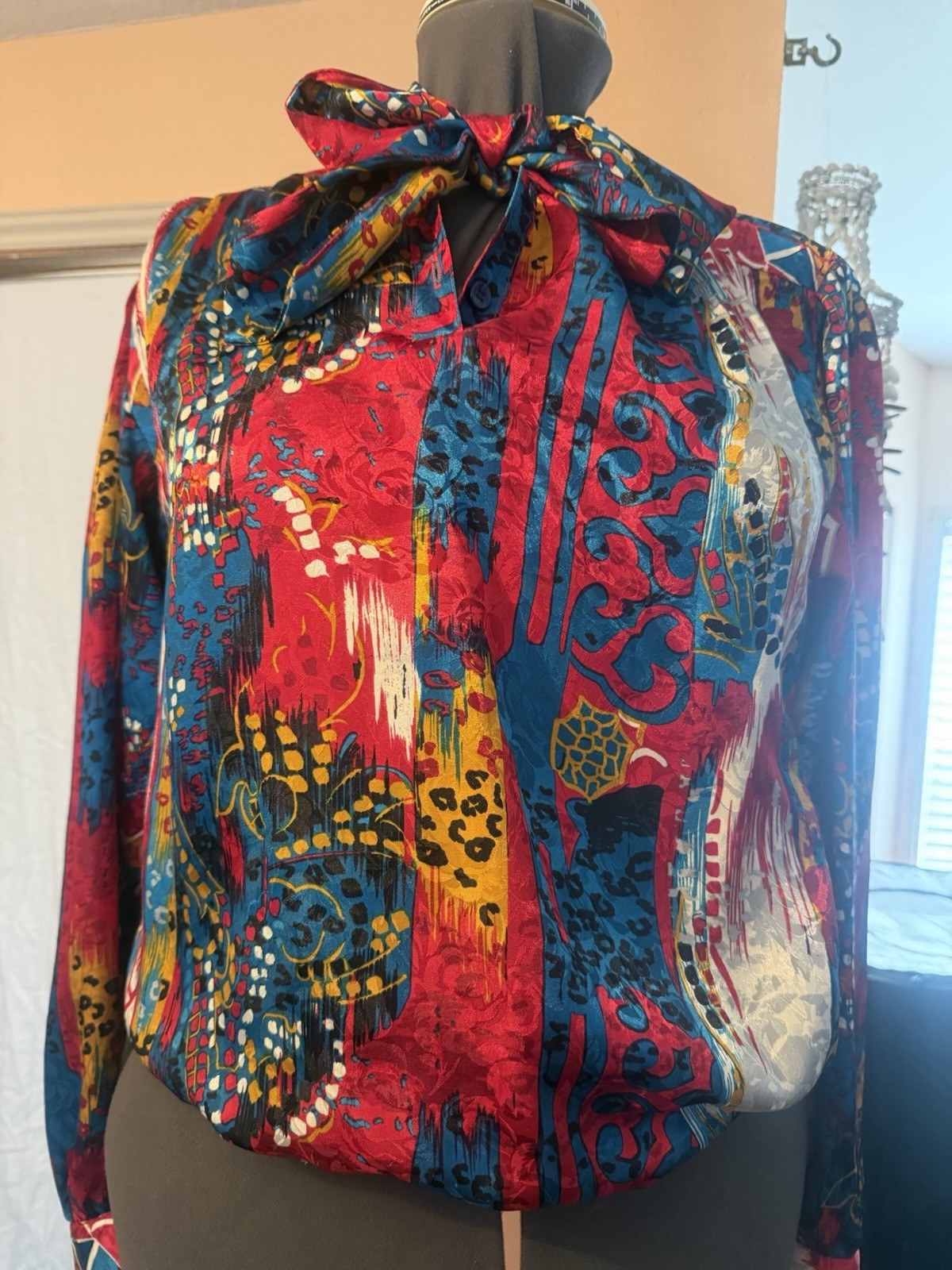 This Beautiful Da-Rue Vintage 80s Blouse Multi Colored Size 12/14 bow at neck