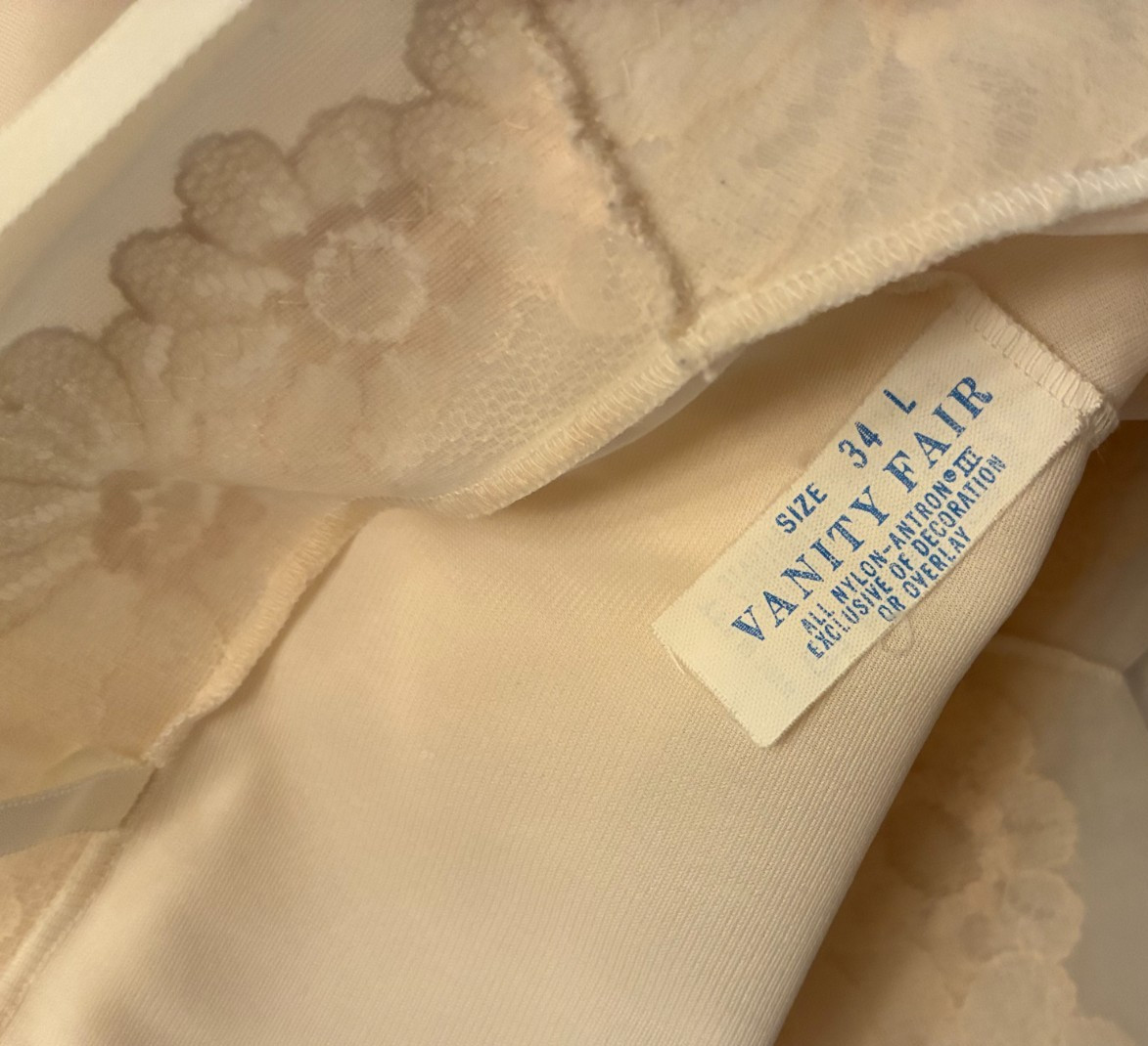 Vintage VANITY FAIR Ivory FULL SLIP Sz 34 L Medium CHIFFON LACE Coquette Nylon