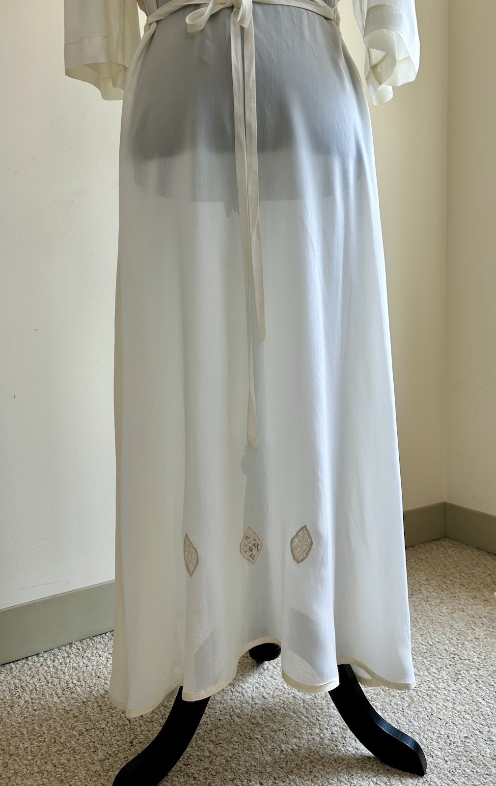 1940/50s Hollywood style dressing robe size M/L. Ivory rayon, beige cotton lace.