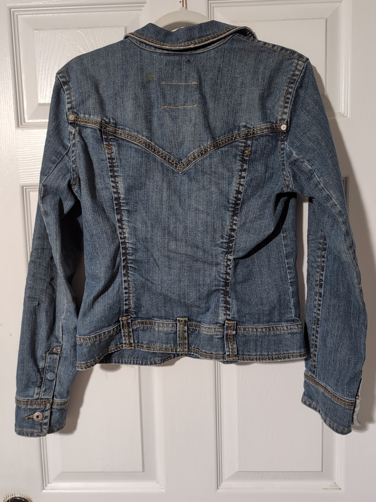 2000s Jordache Jean Jacket Ladies size M Distressed denim Embroidered Pockets