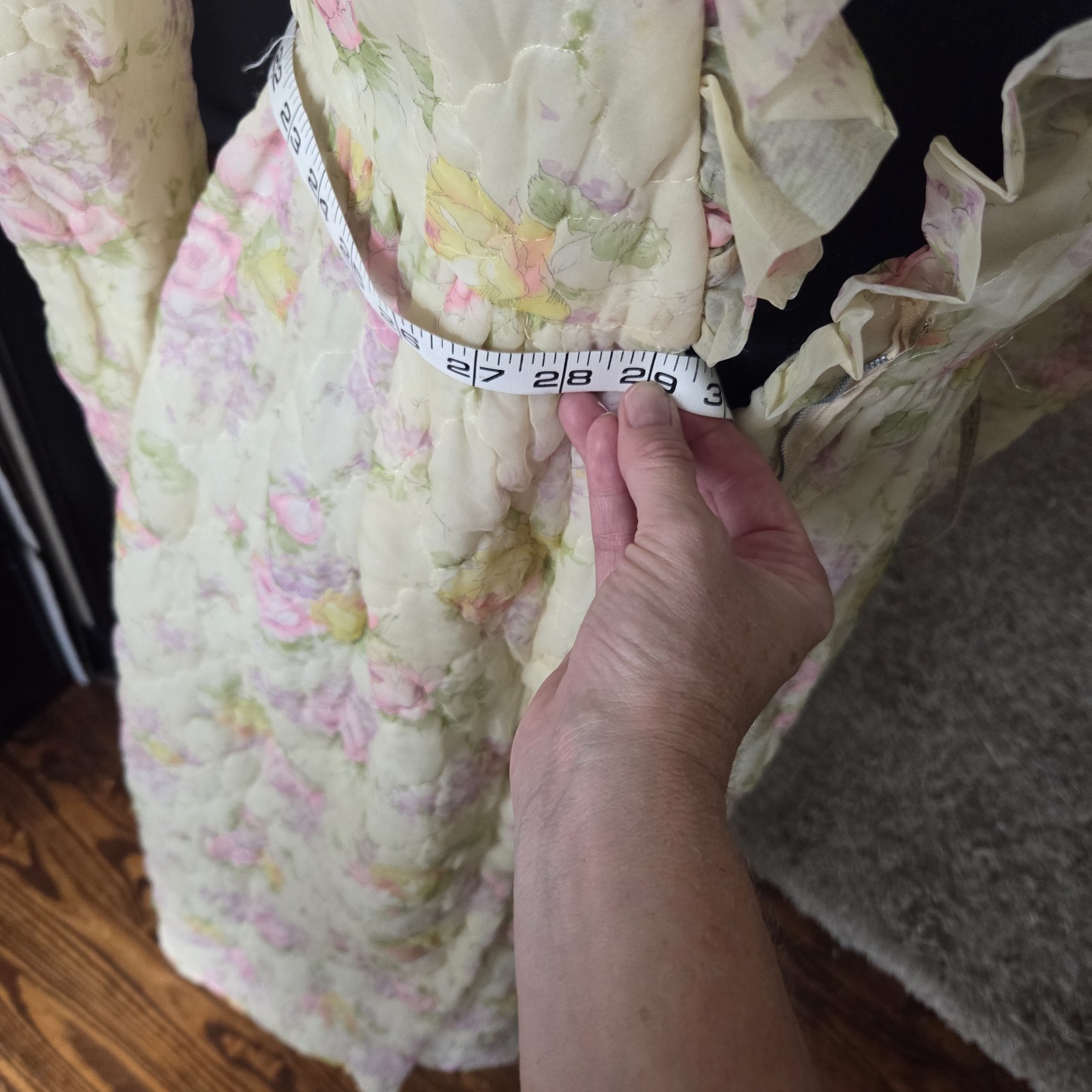 VTG Quilted Housedress Pale Flowers 70s Glamour 29 Inch Waist