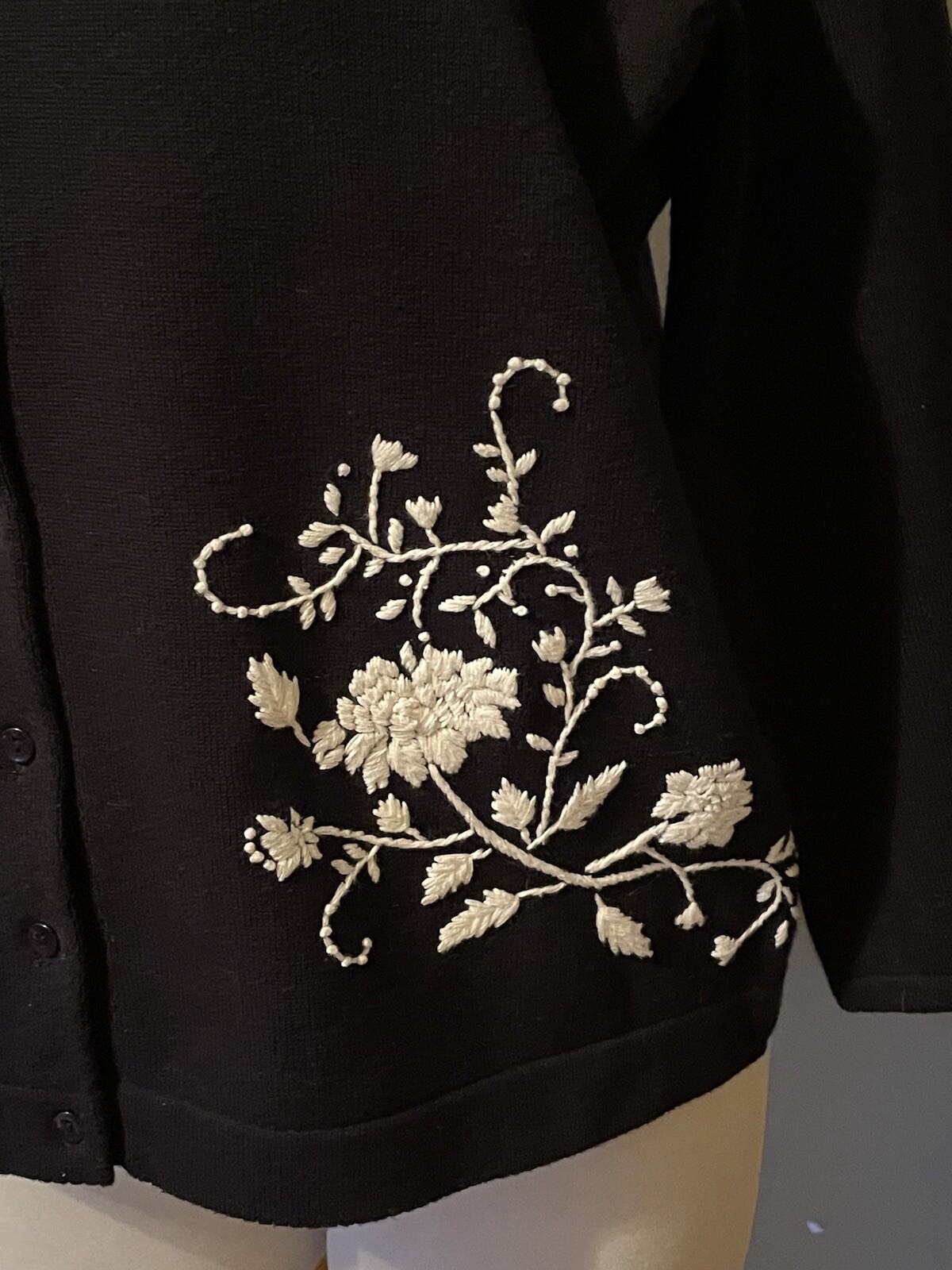 Vintage The Eagle’s Eye Floral Sweater Cardigan Size M. No Size Tag. Embroidery