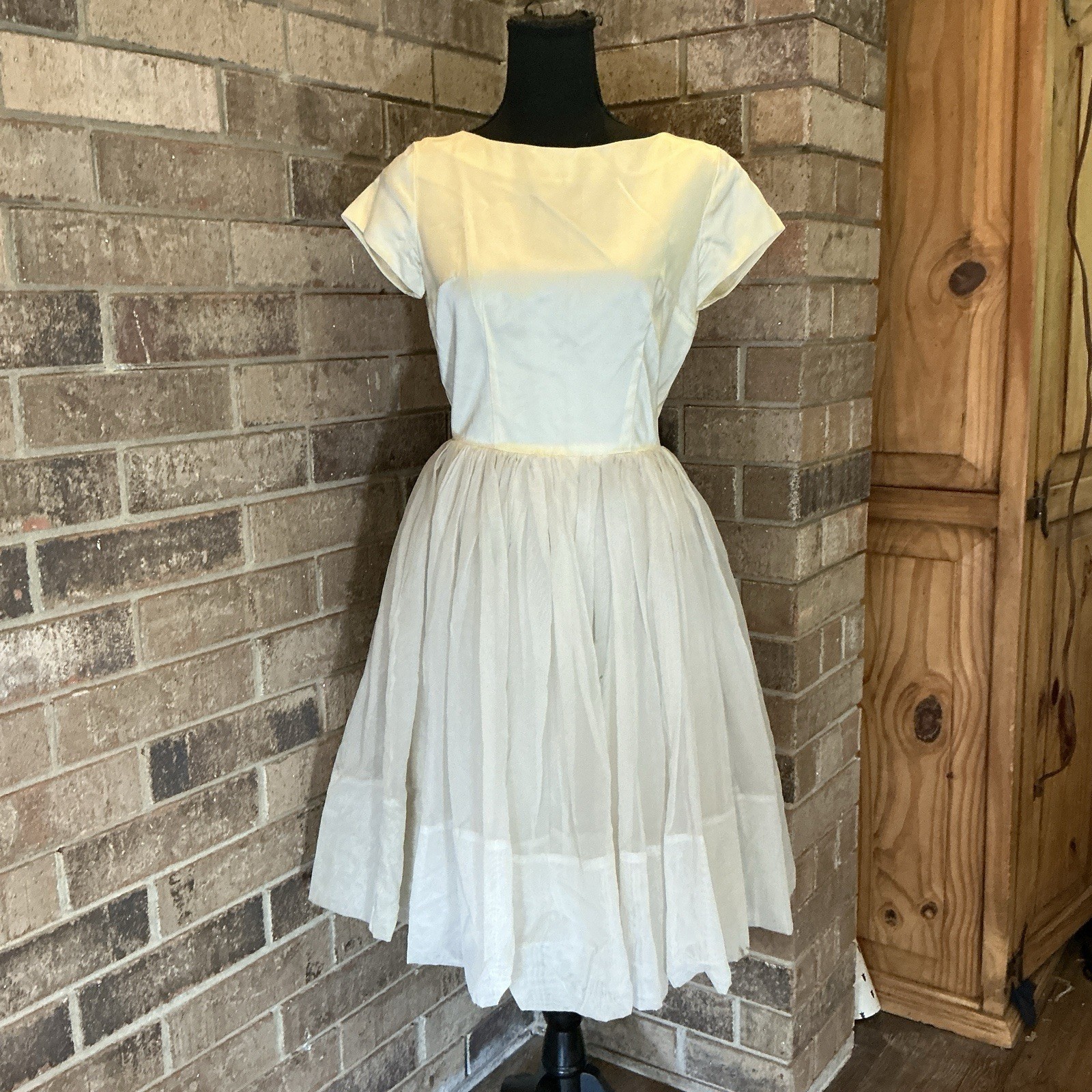 50s VTG Cream Satin Party Dress Full Skirt Cap Sleeve Fir Flare Size XS/S #38F