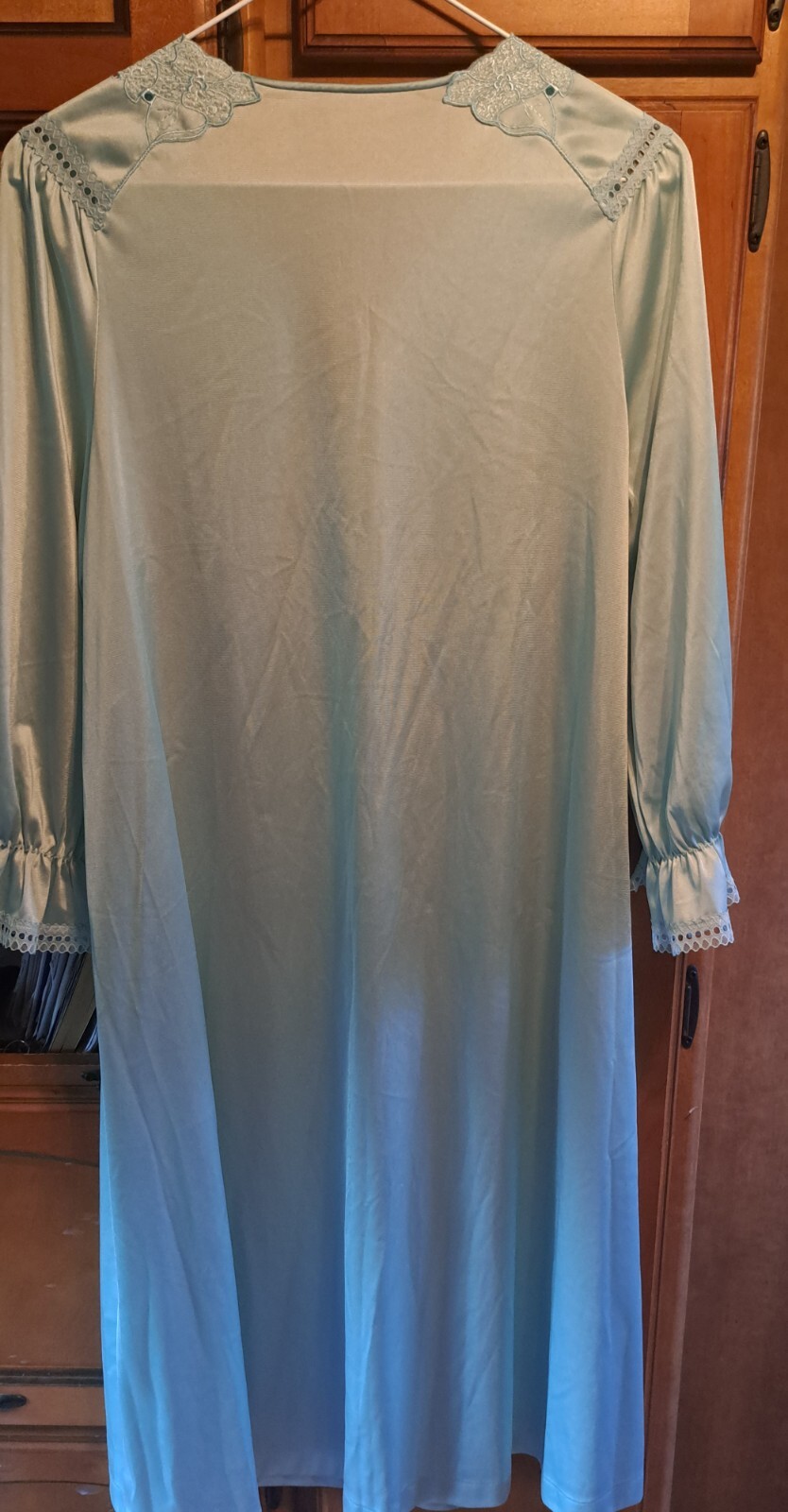 Vtg Beautiful Ladies Sea Foam Green Vanity Fair Nylon Robe Size Small Button