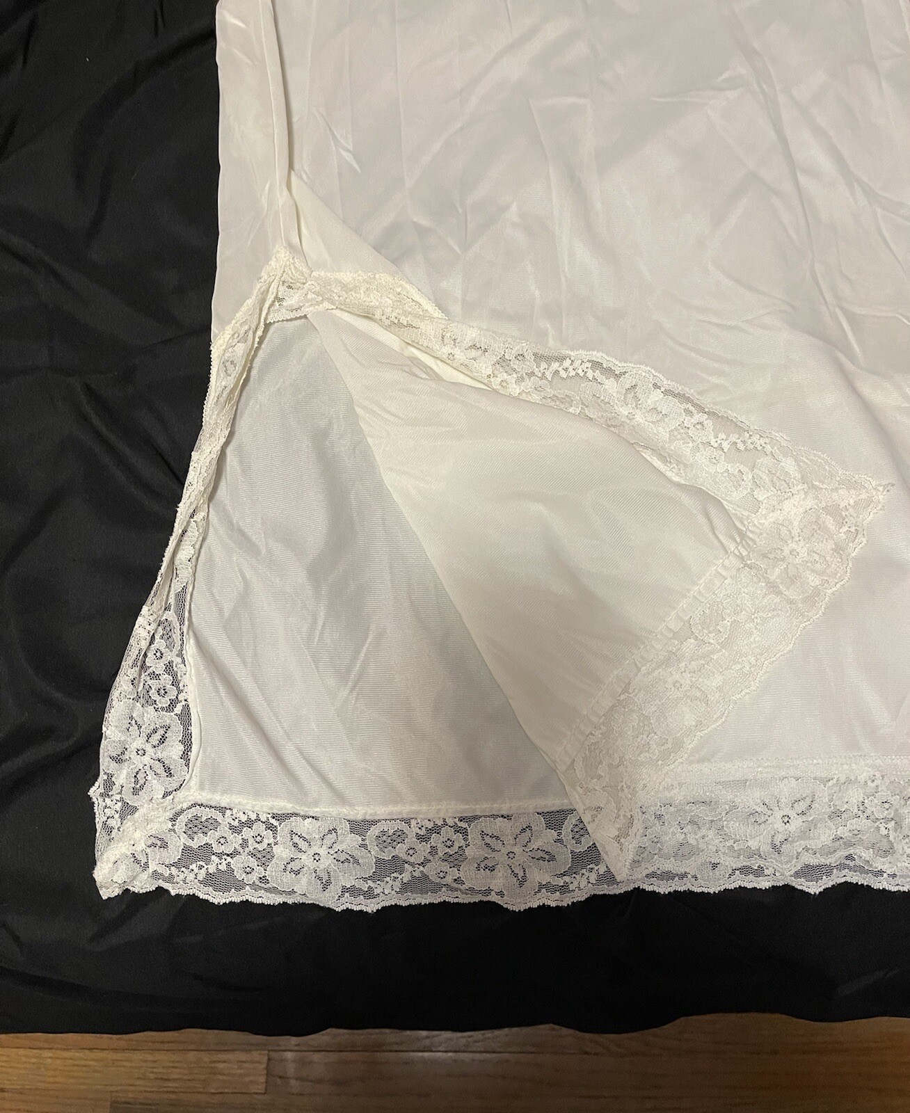 VINTAGE HALF SLIP! MEDIUM. SIZE 27-29 WAIST ANTRON lll. LEGNTH 35 INCH