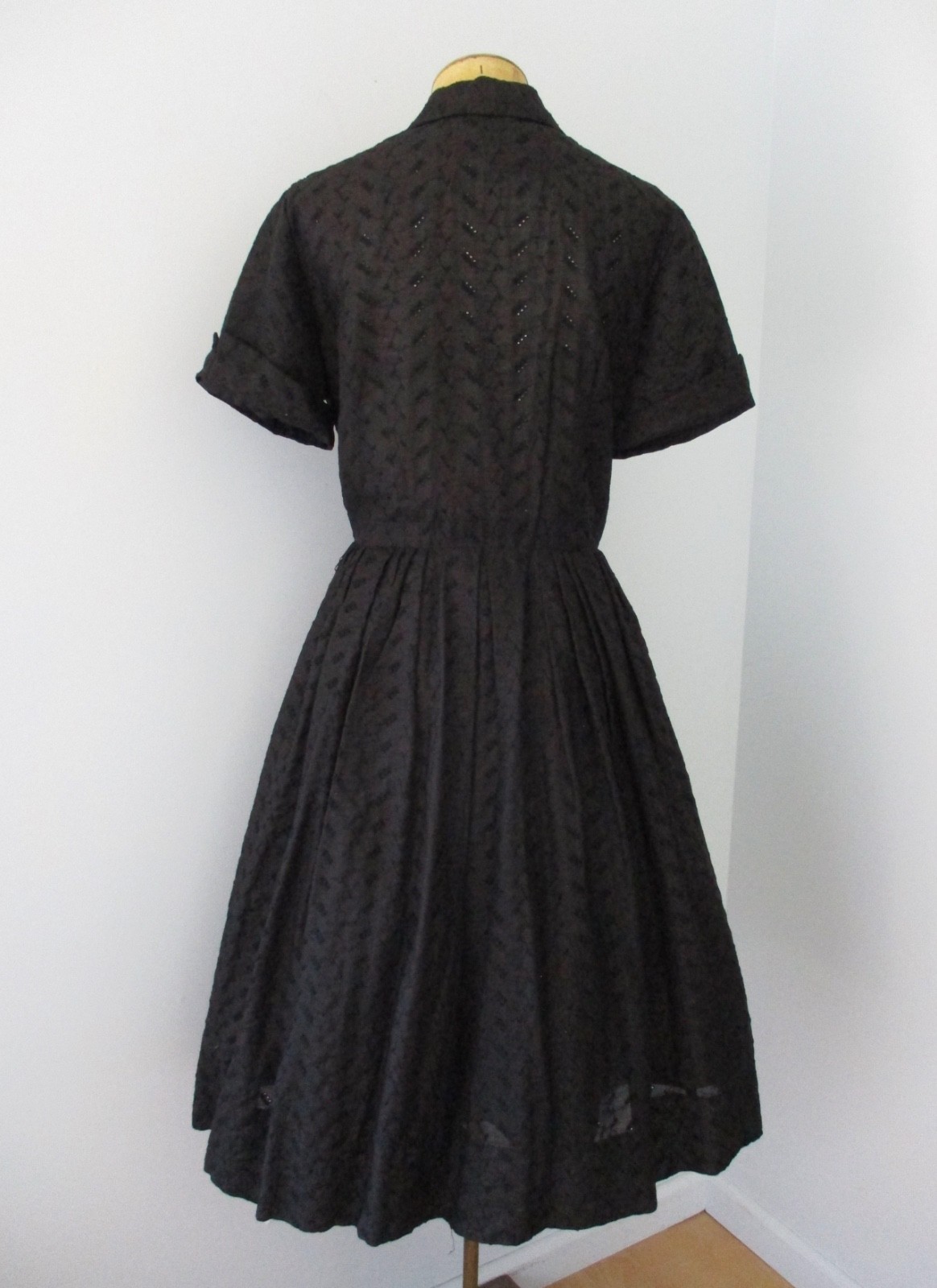 NICE Vtg 50s Rockabilly Black Embroidered Eyelet Lace Vines Shirtwaist Dress 18