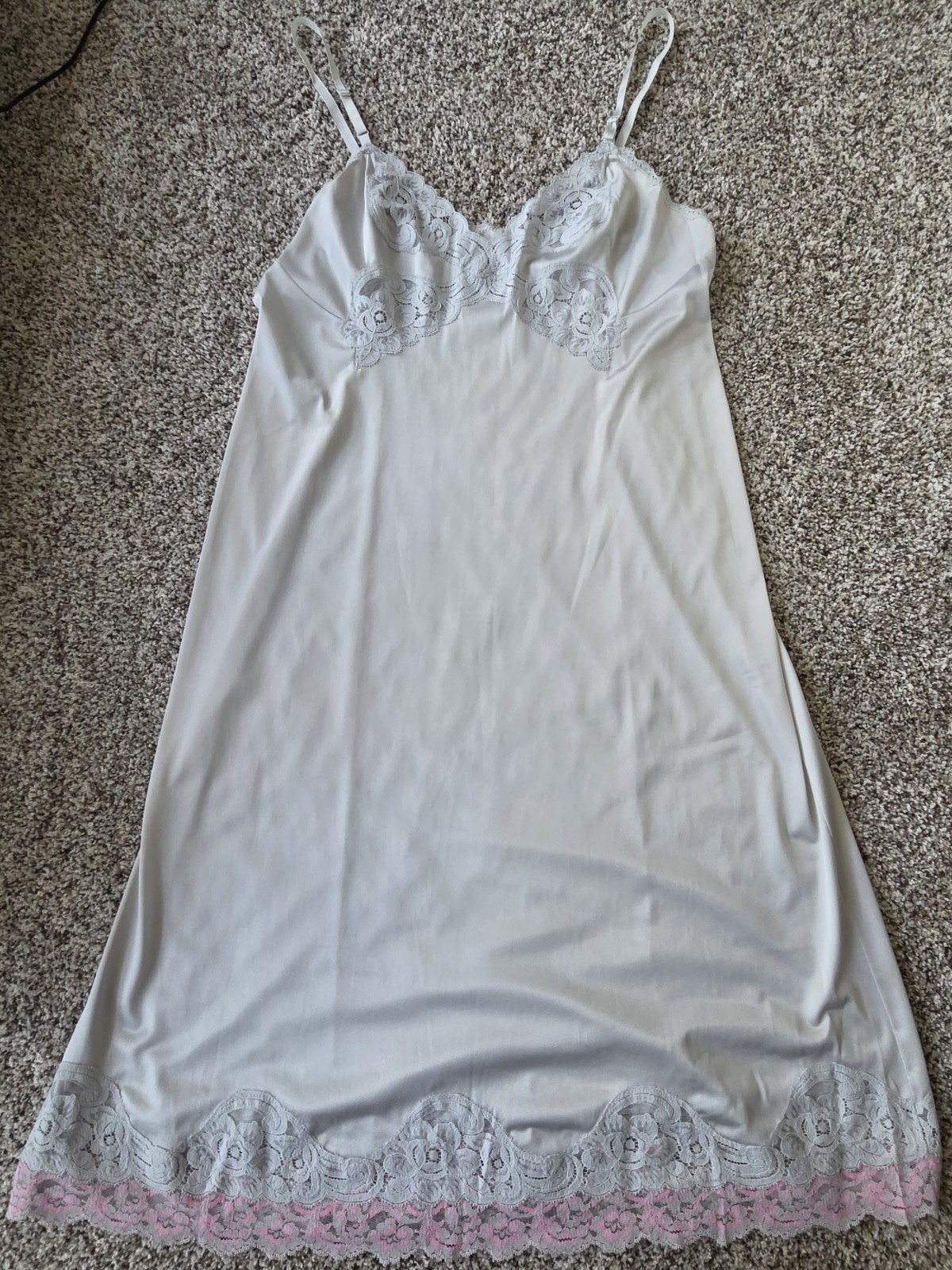 Vintage Vanity Fair Size 40 L Full Slip Dress Light Silver Gray Pink Lace Antron