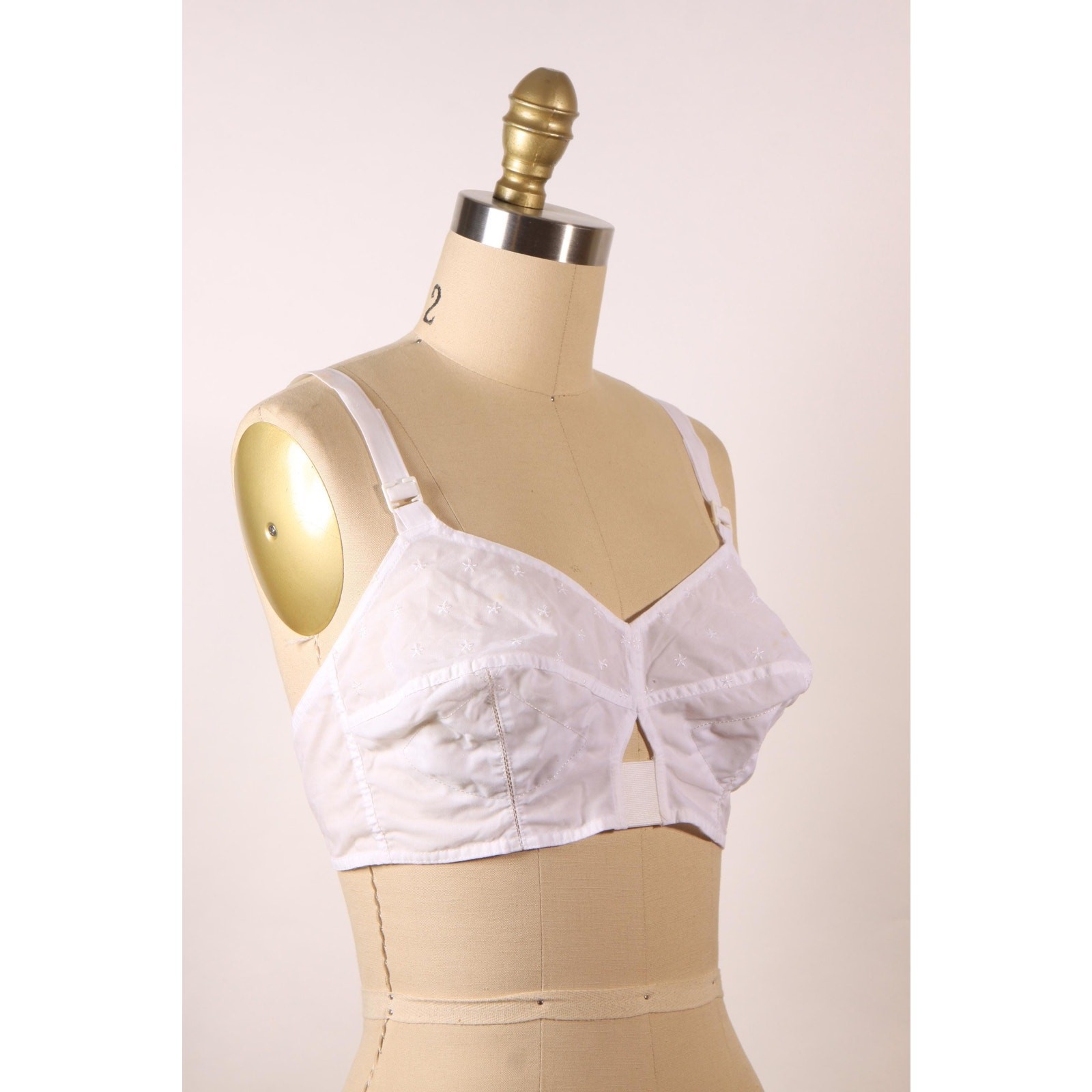 1970s Does 1950s White Floral Embroidery Pin Up Style Bra by Gelmart-38B