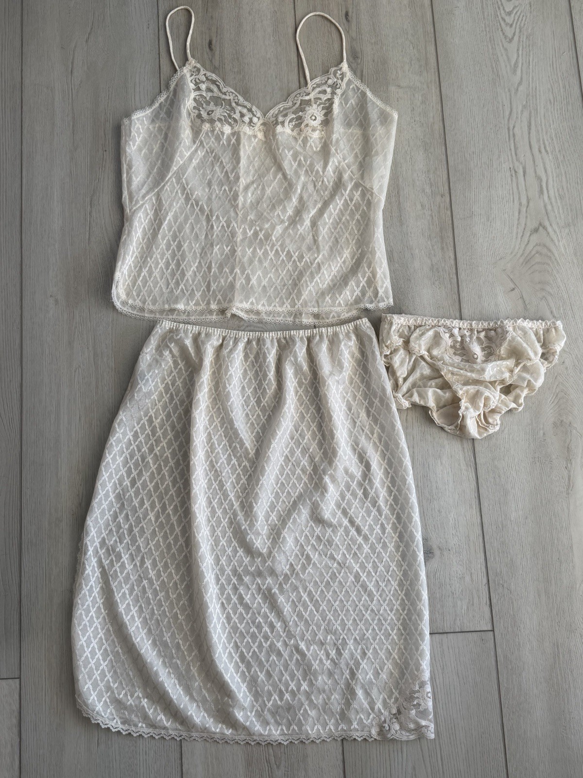 Undercover Wear Half Slip Size Large Sheer Cream Shiny Lace Camisole Set