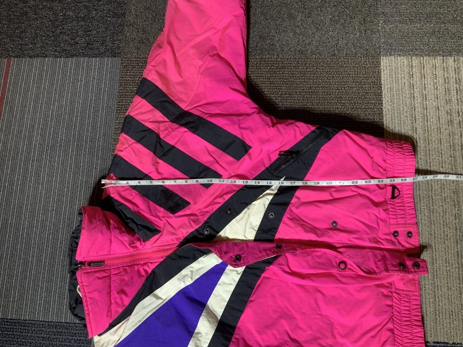 Vintage Womens Tyrolia by Head Size 10 Snow Ski Jacket in Pink