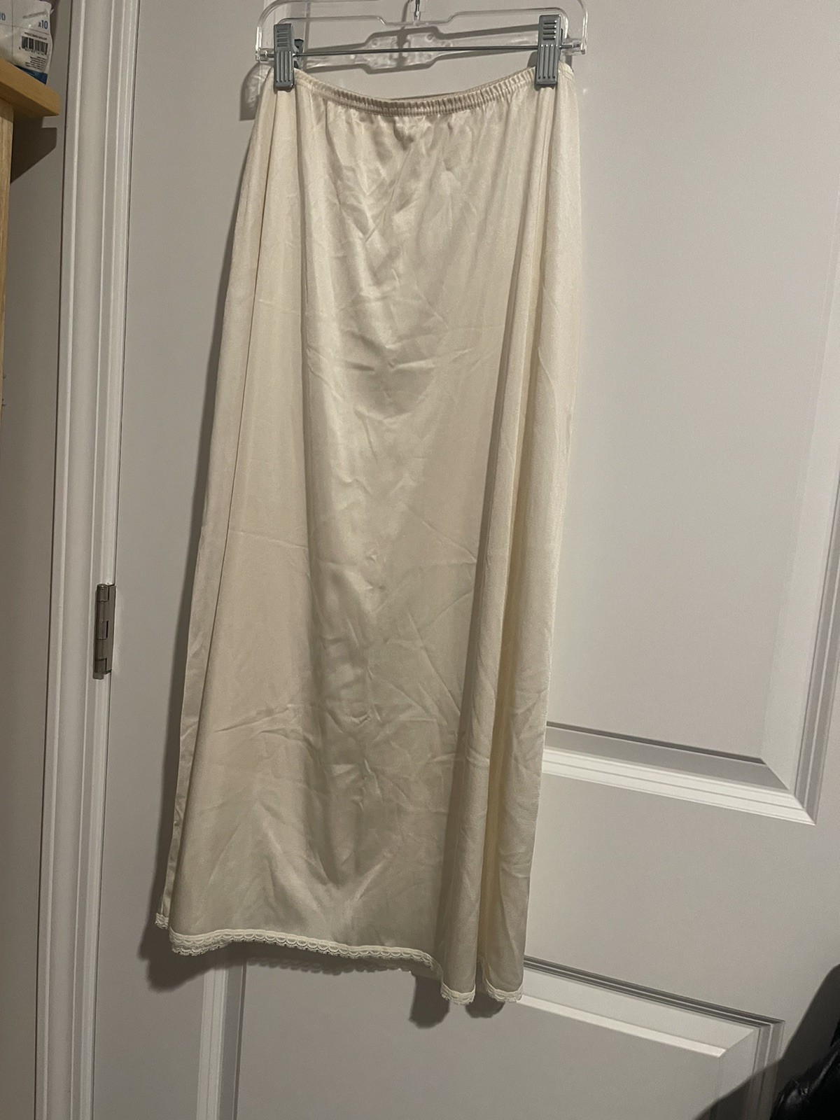 Vintage Vanity Fair Sz M Ivory 1/2 Slip Waist 27” Unstretched Length 31”
