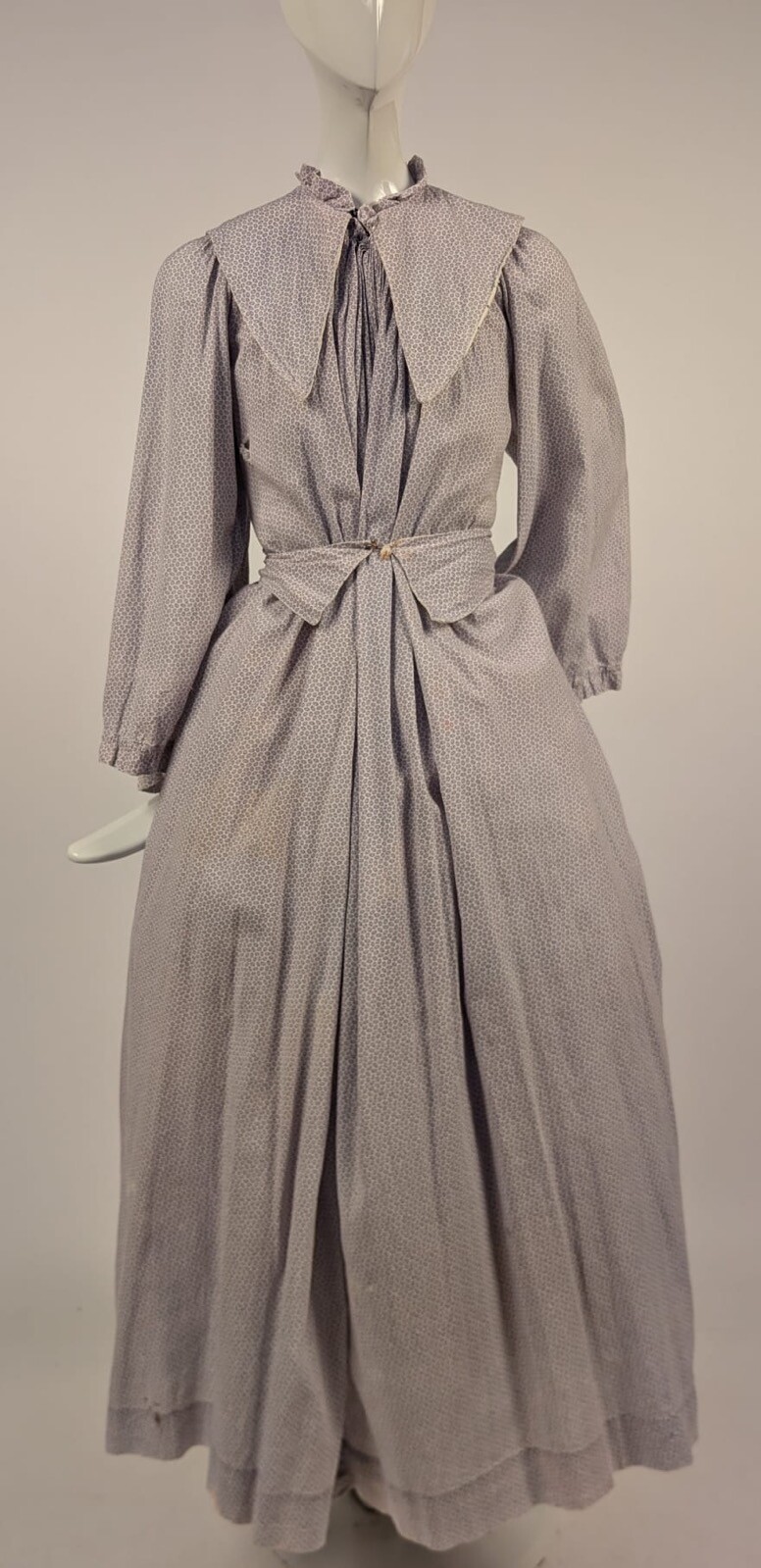 VICTORIAN 19TH C PRINT CALICO DRESS W OVERSIZED COLLAR + WATTEAU REAR