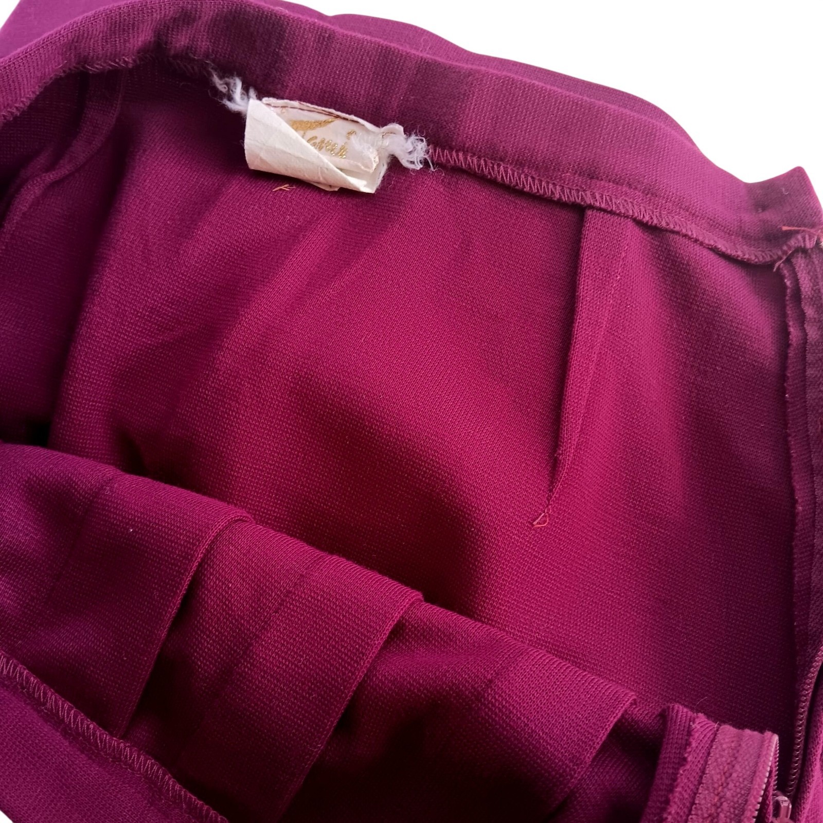 True Vintage Skirt 24″ 24W 7 1970’s Womens pleated Royal Purple Tami California