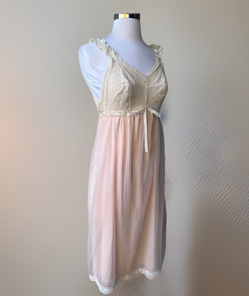 Vintage 50s Aristocraft Superior Soft Pink Babydoll Nightgown w/Cream Lace 34