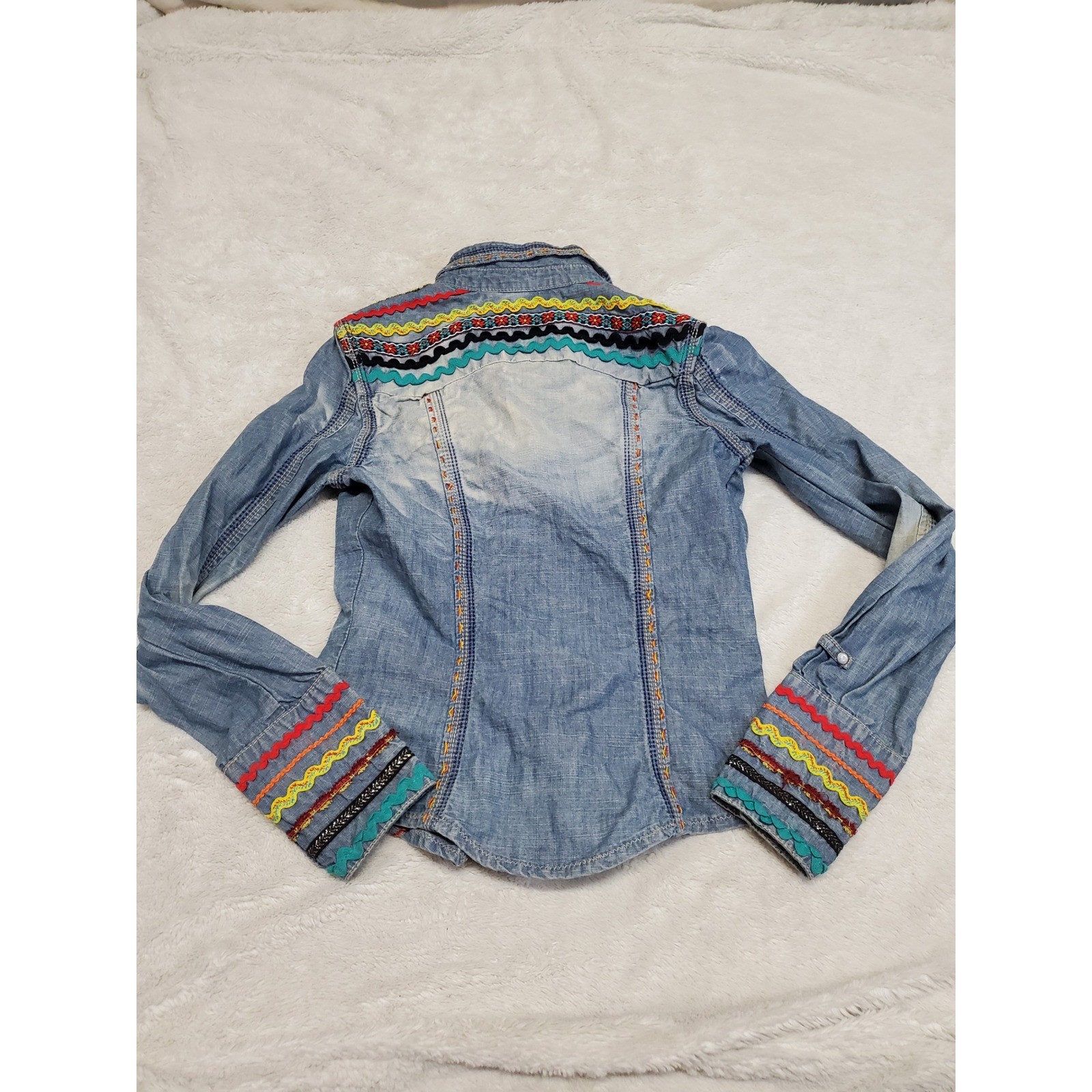 Antik Denim Light Wash Blue Embroidered Snap Top Small Retro Bohemian Festival