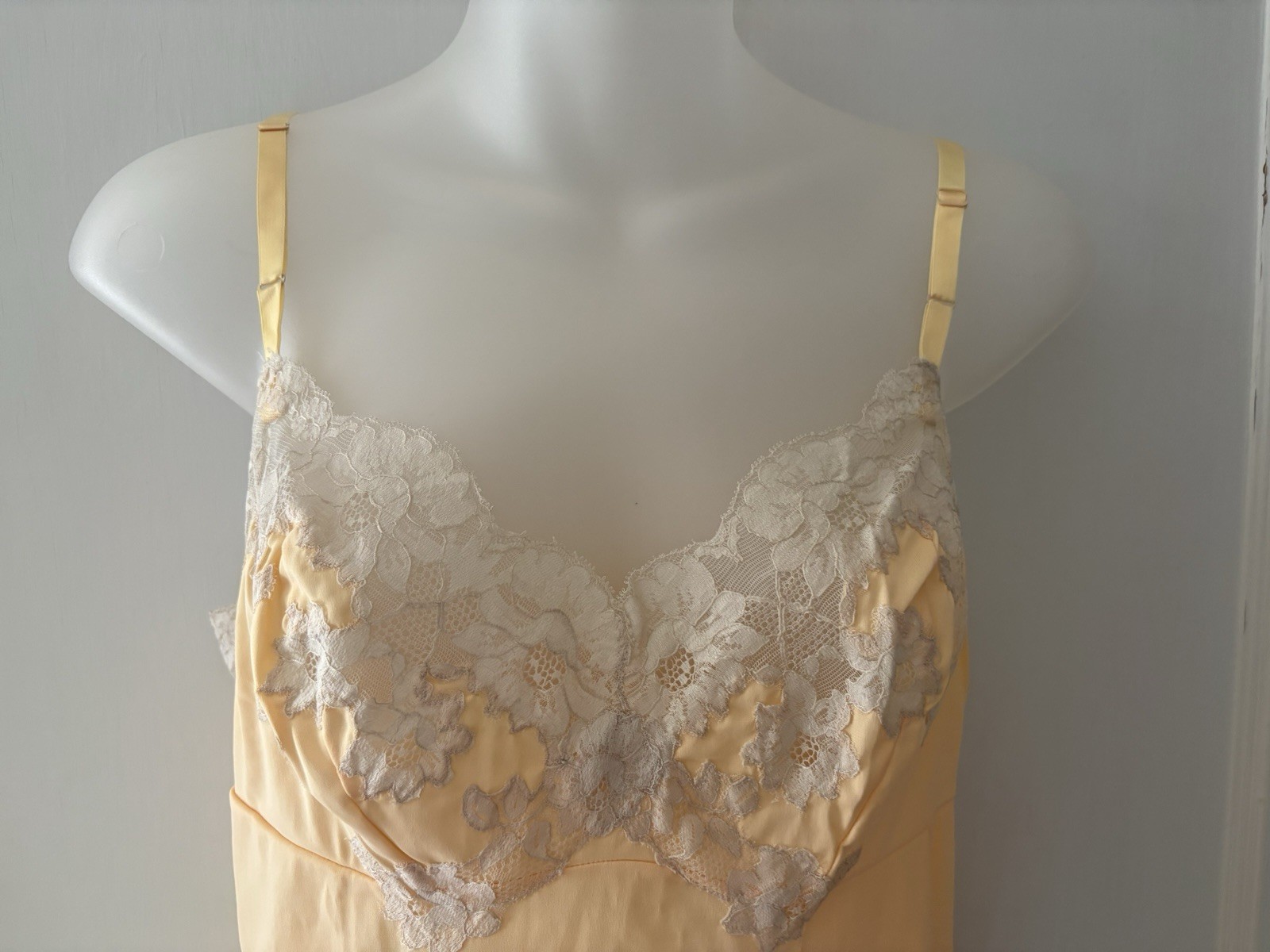 Rare Van Raalte Yellow Nylon Full Slip Lace Trim Size 32 Regular Made in USA