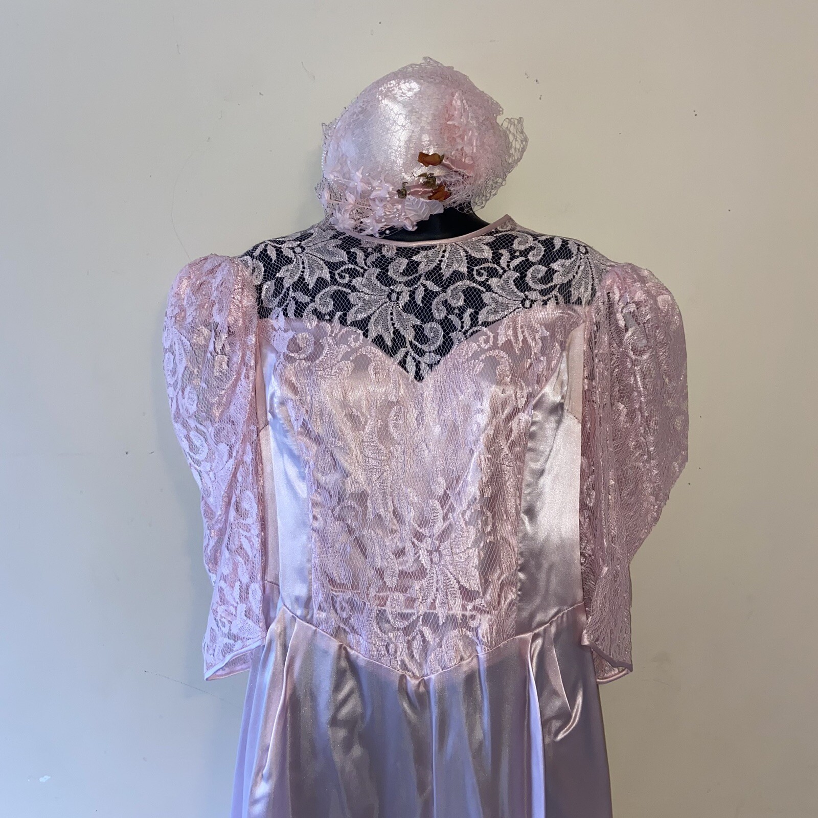 Vintage ILGWU Pink Gown 1970’s Lace With Hat See Measurements 6 8? A3