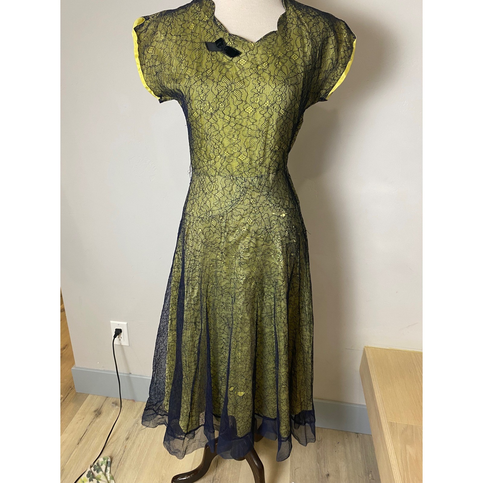 Vintage 1940s Lace Midi Dress Black Yellow Floral Overlay Tea Length 40sk