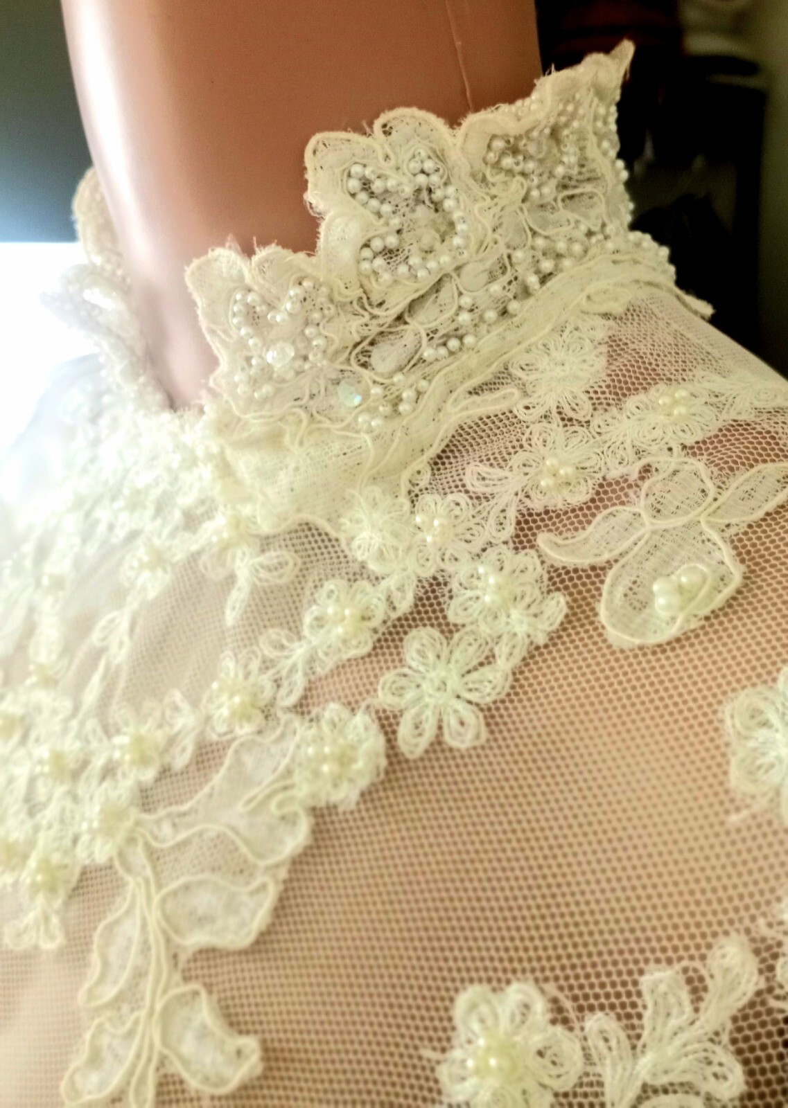 VINTAGE 60’s FRENCH CHANTILLY LACE HANDMADE BEIGE CLASSIC WEDDING DRESS SIZE 4