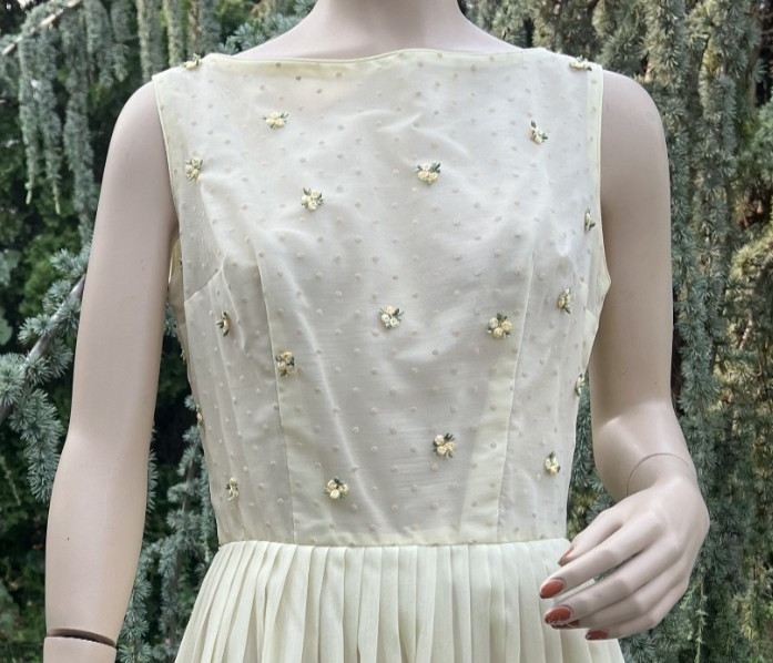 VINTAGE 1950’s L’AIGLON YELLOW COTTON DRESS SHEER NET FLORAL EMBR. BODICE