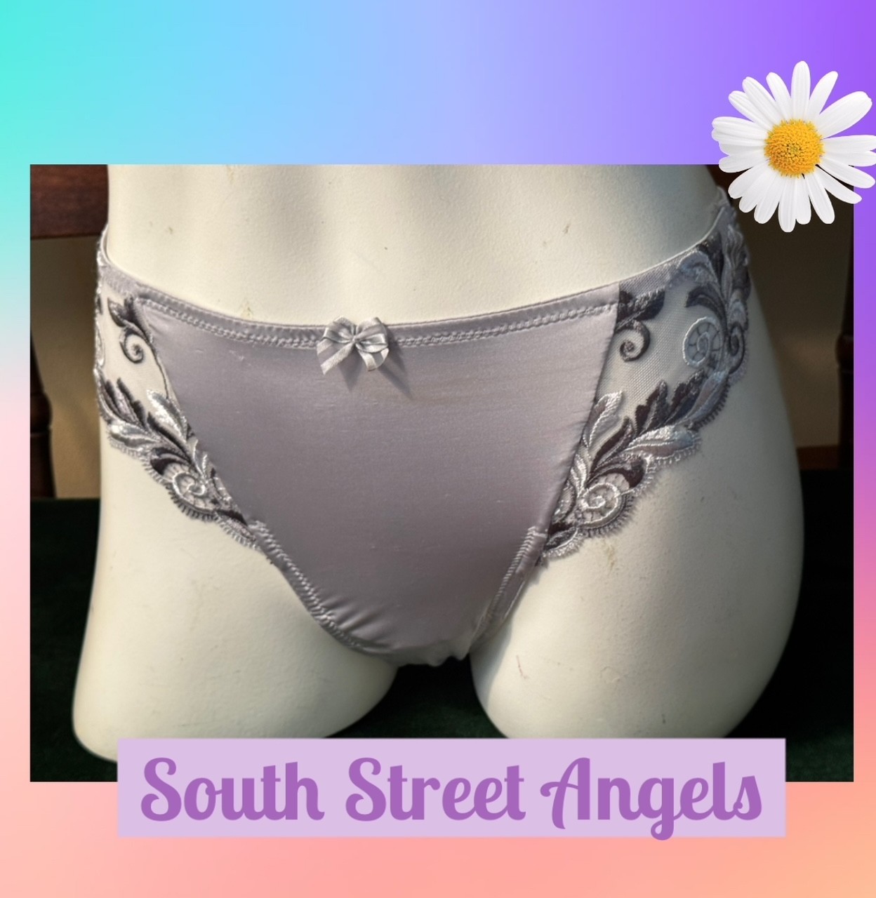 VINTAGE SOMA ~ SILVER / EXCALIBUR ~ SENSUOUS LACE THONG PANTIES ~ MEDIUM