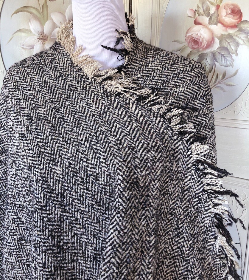 VTG WOOL WOVEN HOUNDSTOOTH IVORY CHARCOAL GRAY-BLACK PONCHO CAPE FRINGED EUC