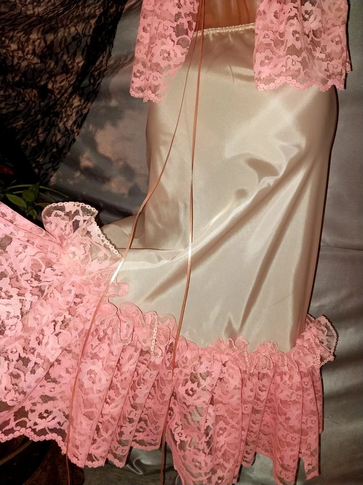 VTG SATIN LIQUID SHINY FARR WEST ESQUE HALF SLIP WIDE RUFFLES LACE PEACH PINK SM