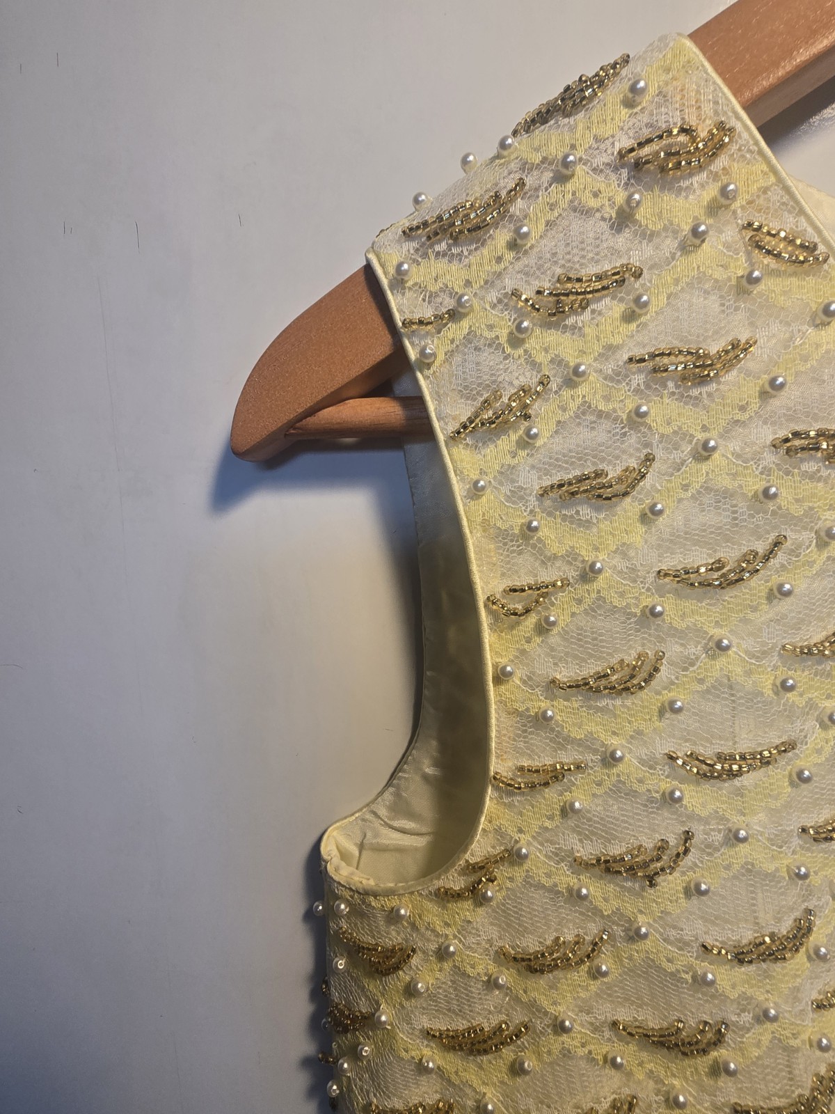 White Beaded Top Vintage 1960s Women’s 34 CHARLES & CO Sleeveless Shell Blouse