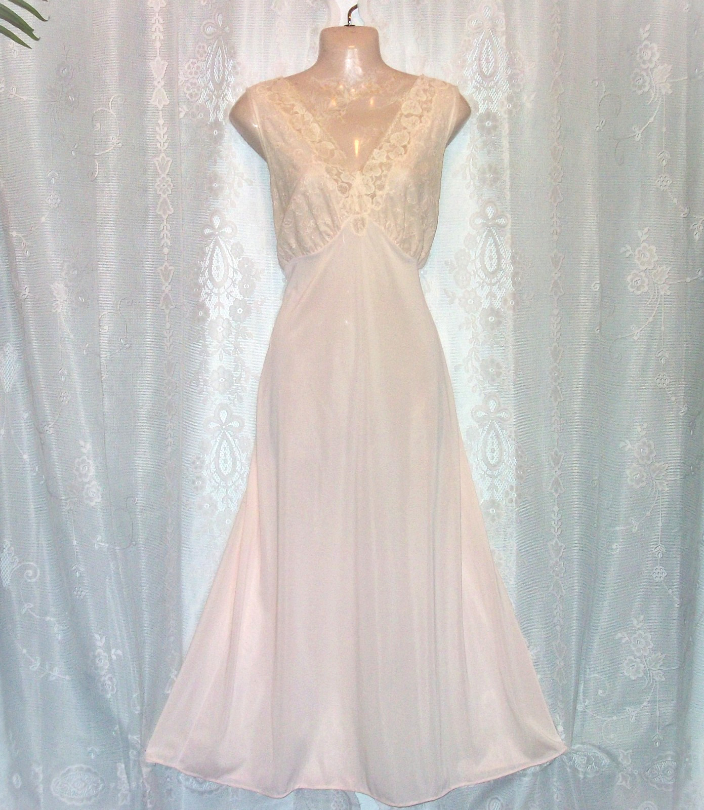 Med.-Lg.50s-60’s,Pink,embroidered hearts,long vintage nightgown,negligee,lace