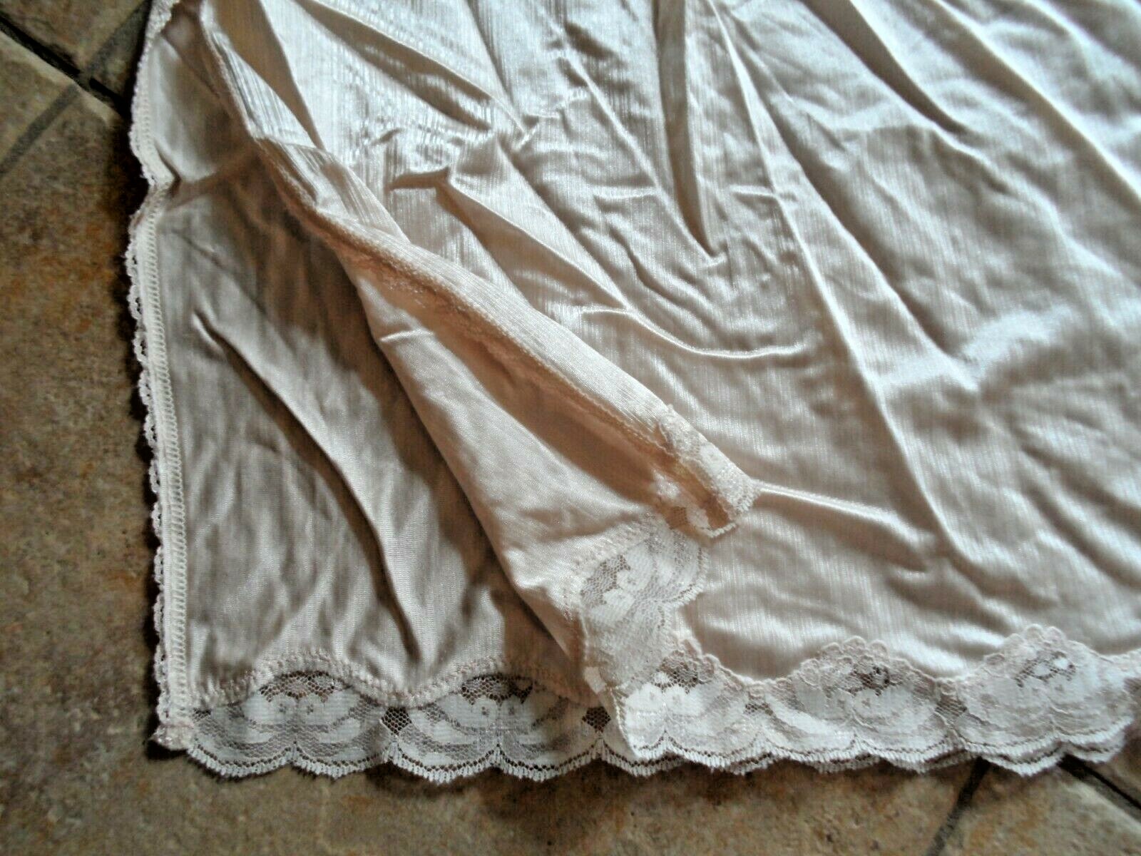 vintage half slip J C Penney nude tan M 6570 25″ antron III nylon lace side slit