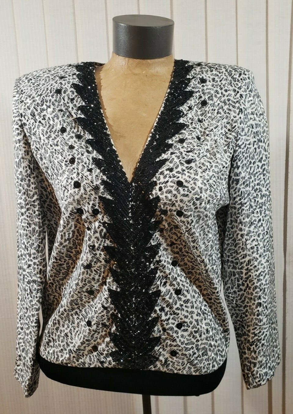 VTG DELLA ROUFOGALI SILK SEQUINED TOP MID 80’S TO EARLY 90’S WHITE WITH BLK/SLV
