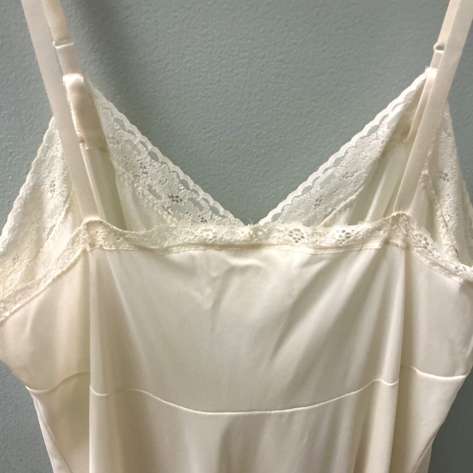 Vanity Fair Nylon & Lace Full Slip Ivory Size 34 T Lingerie Streetwear Vintage