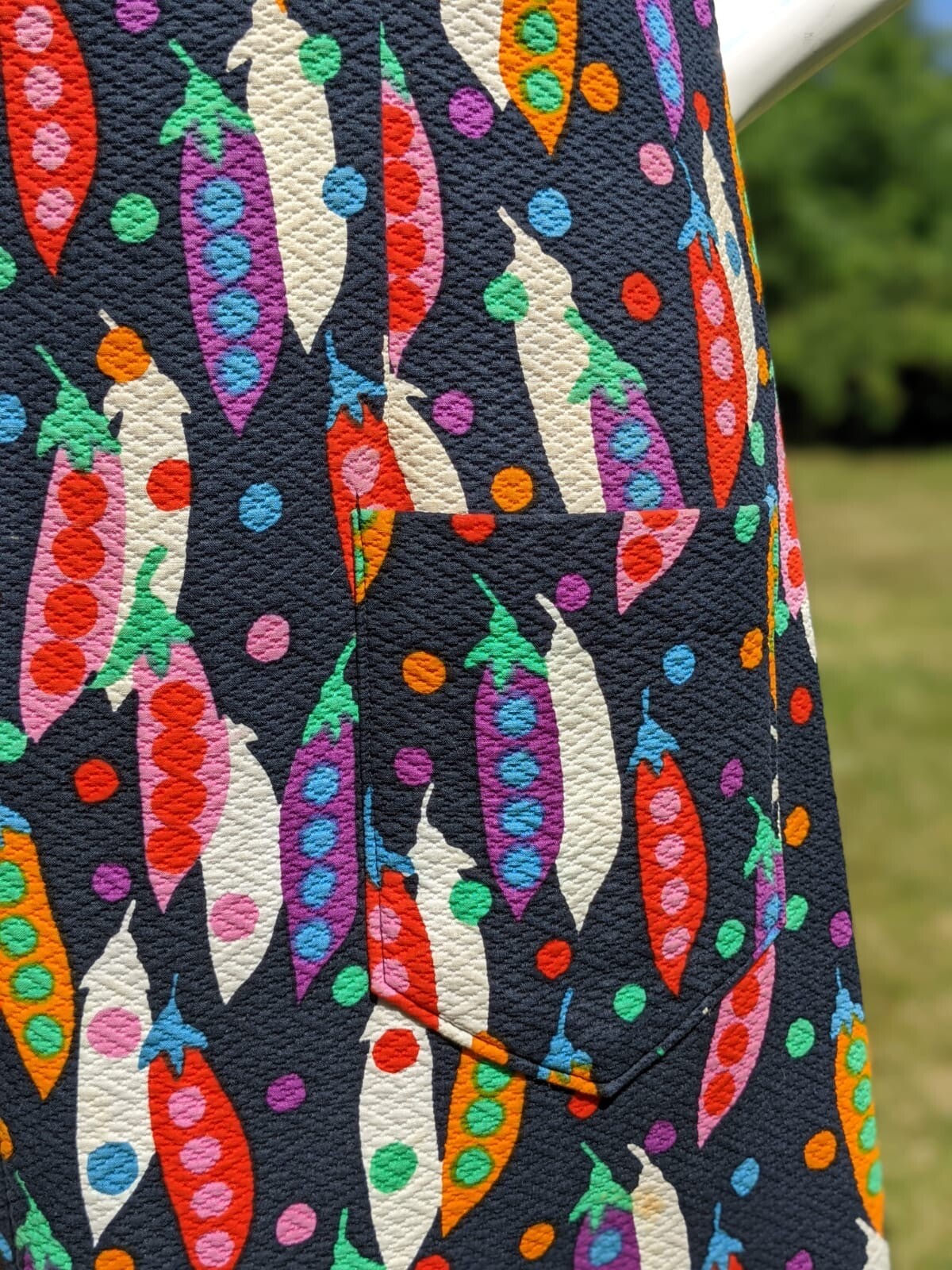 OPTICAL VINTAGE 1970’S SWEET PEA PRINT COTTON BARKCLOTH DRESS W POCKETS