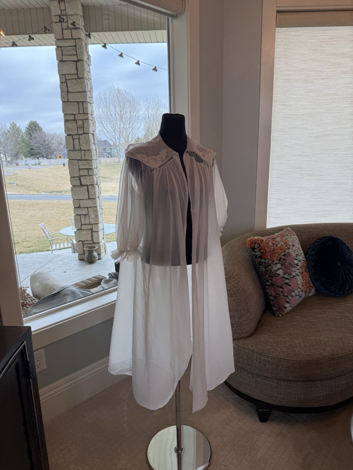 Vintage Vanity fair Ivory Lingerie Robe Sheer 34 Pretty