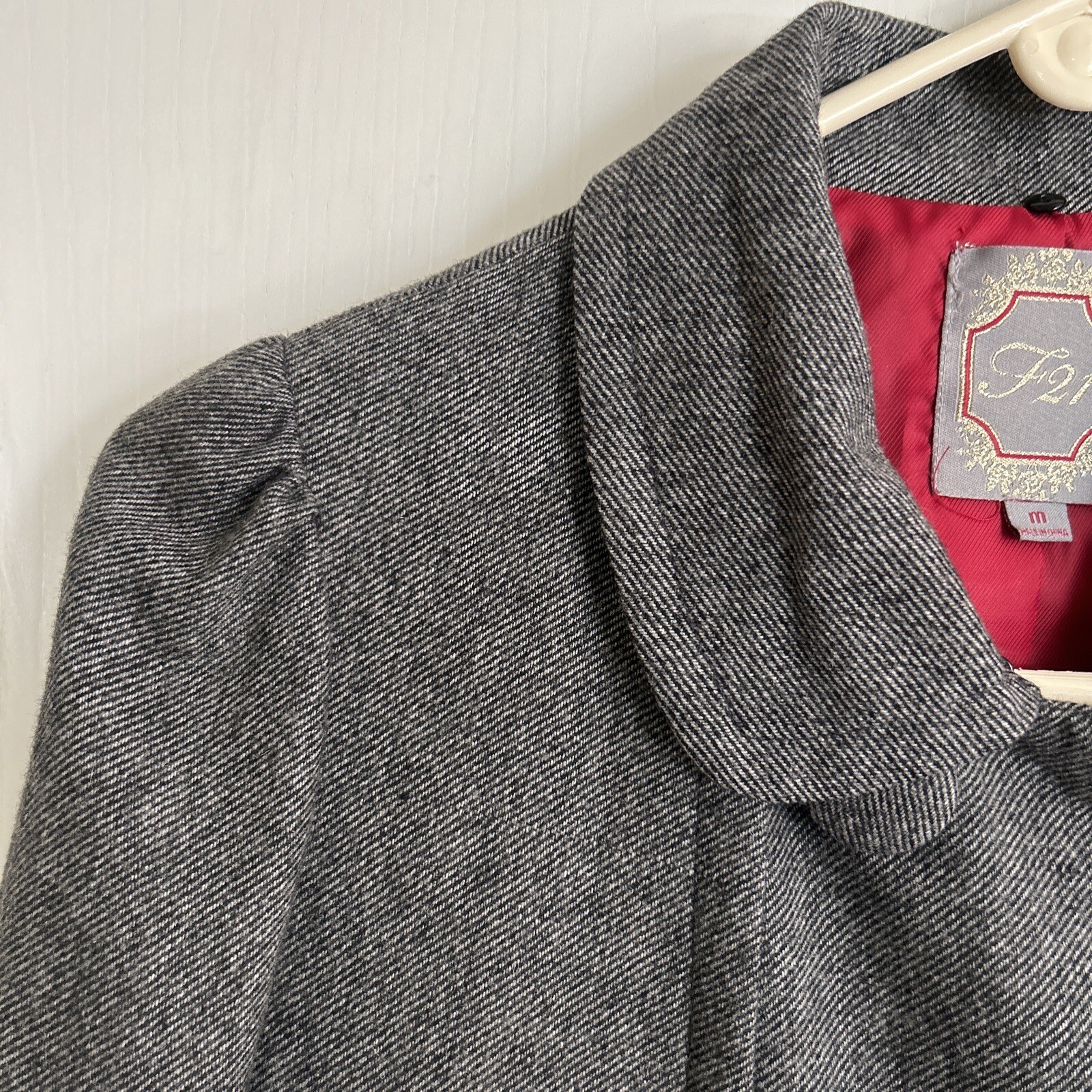Vintage F21 Ladies Jacket Medium 41% Wool Gray /Red Lining Sleeve Length 24 In.￼