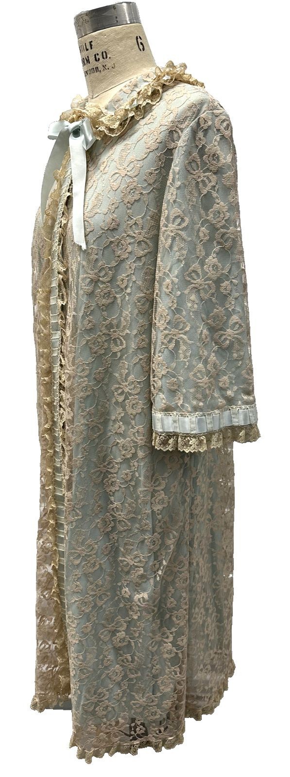 Vintage Odette Barsa 1960’s light Blue baby doll robe with Ivory lace overlay
