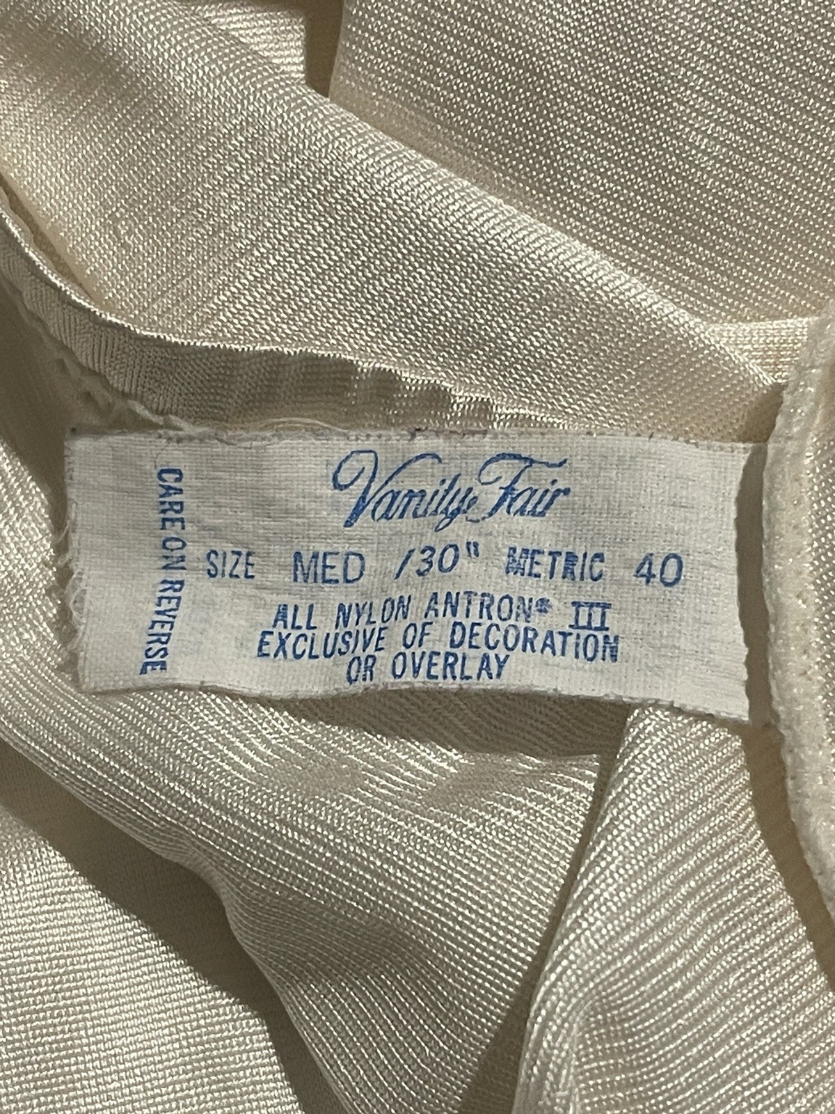 Vintage Vanity Fair Sz M Ivory 1/2 Slip Waist 27” Unstretched Length 31”