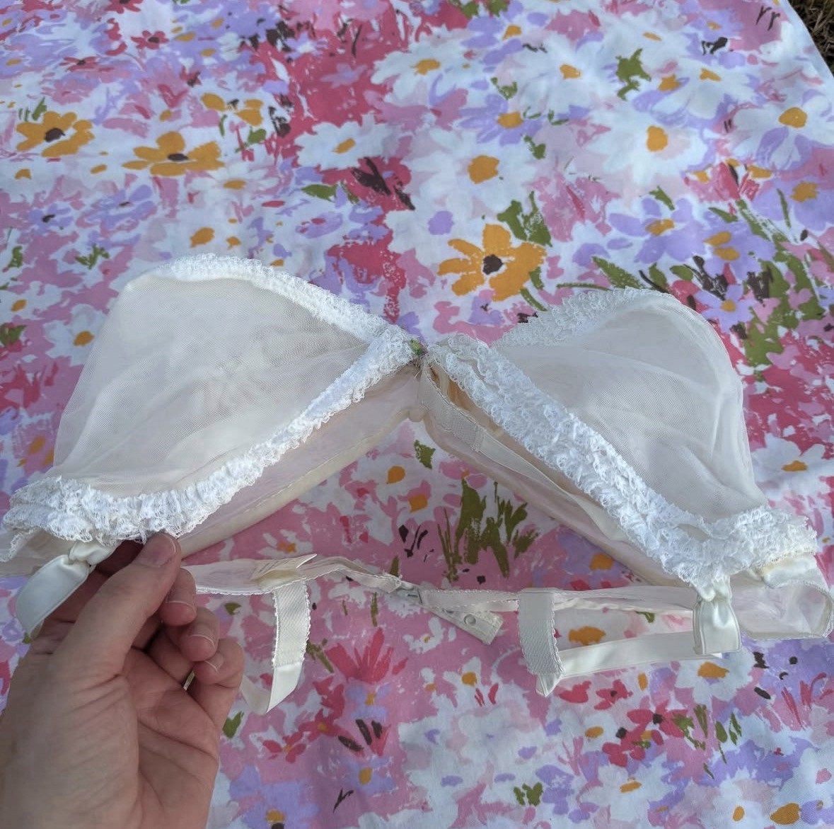 Vintage 1960s Symbra Ette White Ruffled Burlesque Bra – 36G Pin Up