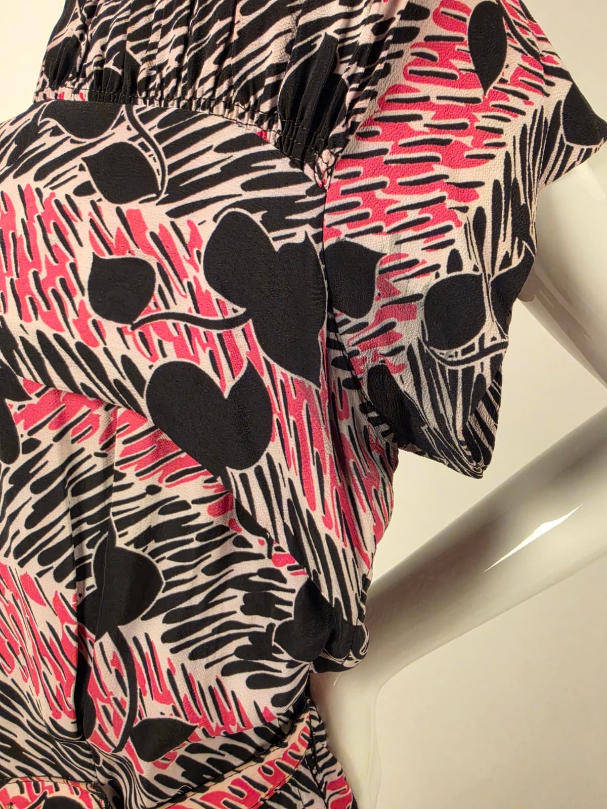 BEAUTIFUL VINTAGE 1940’S PINK + BLACK PRINT RAYON DRESS W STRIPE + LEAF PATTERN