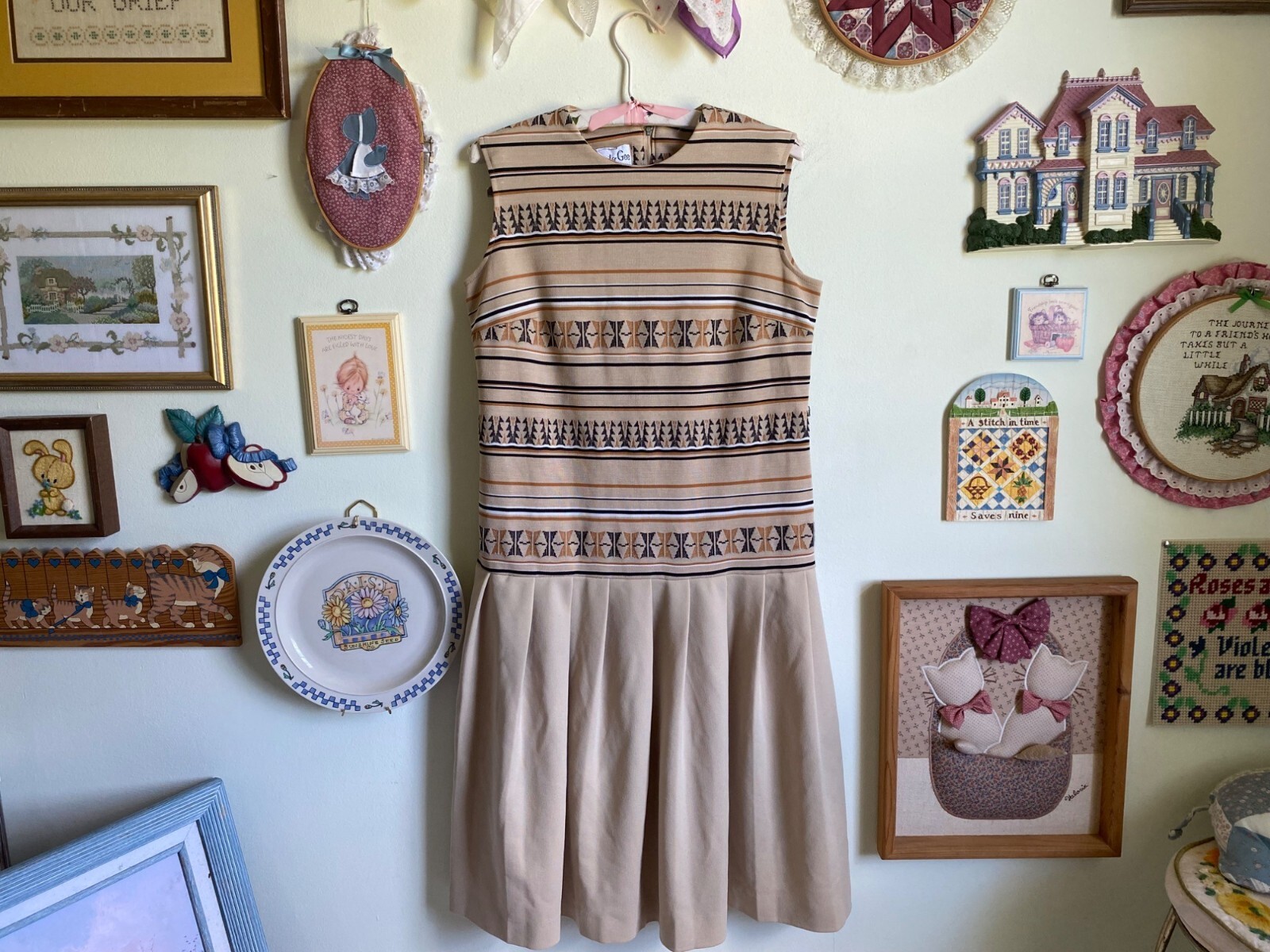 70’s VTG union made Jennifer Gee two-tone tan drop waist geometric print sleevel