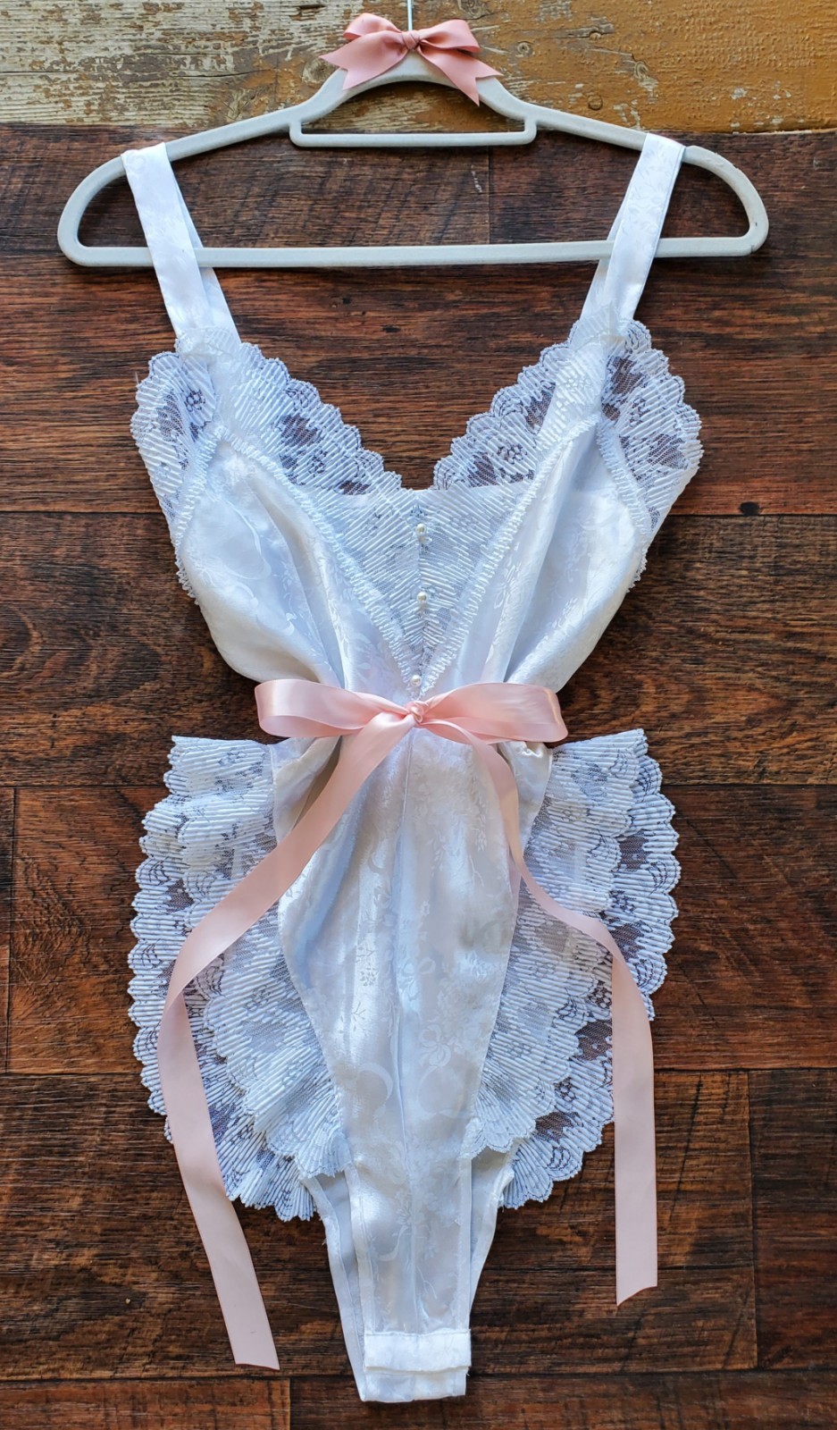 STUNNiNG VTG LAUREN ALEXANDRA WHiTE SATiN BOW PRiNT LiNGERiE TEDDY BODYSUiT