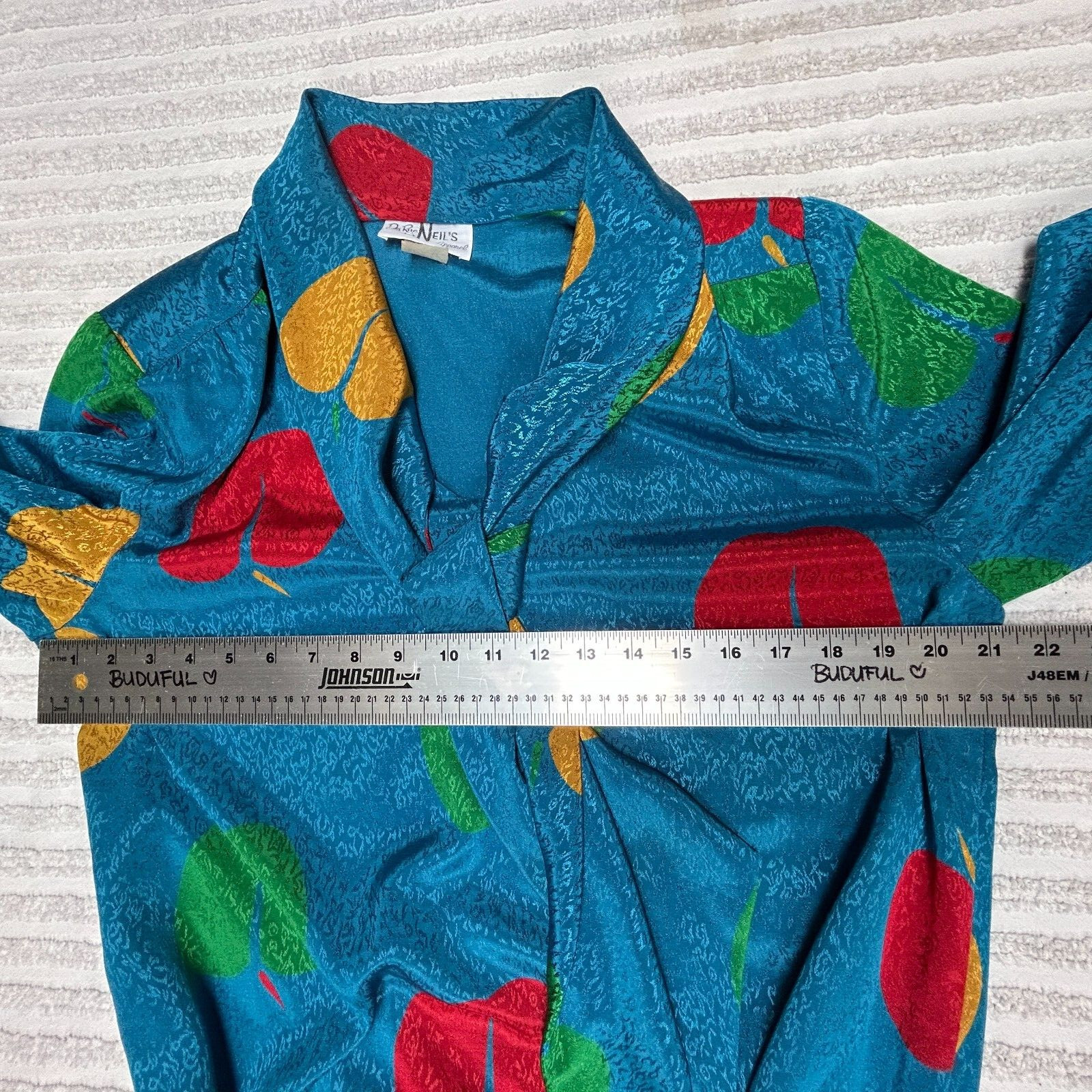 Da Rue for Neil’s Women’s Size 12 Long Sleeve Top Tie Neck Blouse Apples Blue