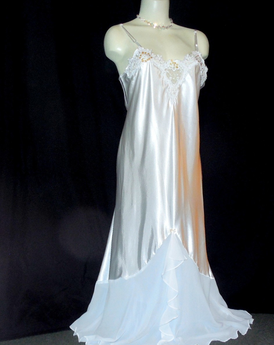 PRISTINE L BUST 38″ ENCHANTING BEADED BRIDAL WHITE PEARLS LIQUID SATIN NIGHTGOWN