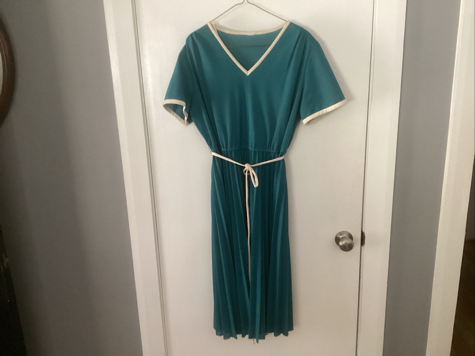 vintage accordion short sleeve dress with belt turquoise with white trim
