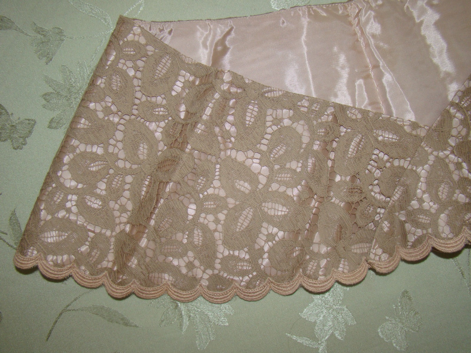 RARE MID CENTURY CUSTOM DETACHABLE CAFE AU LAIT FABRIC LACE COLLAR STOLE CAPE